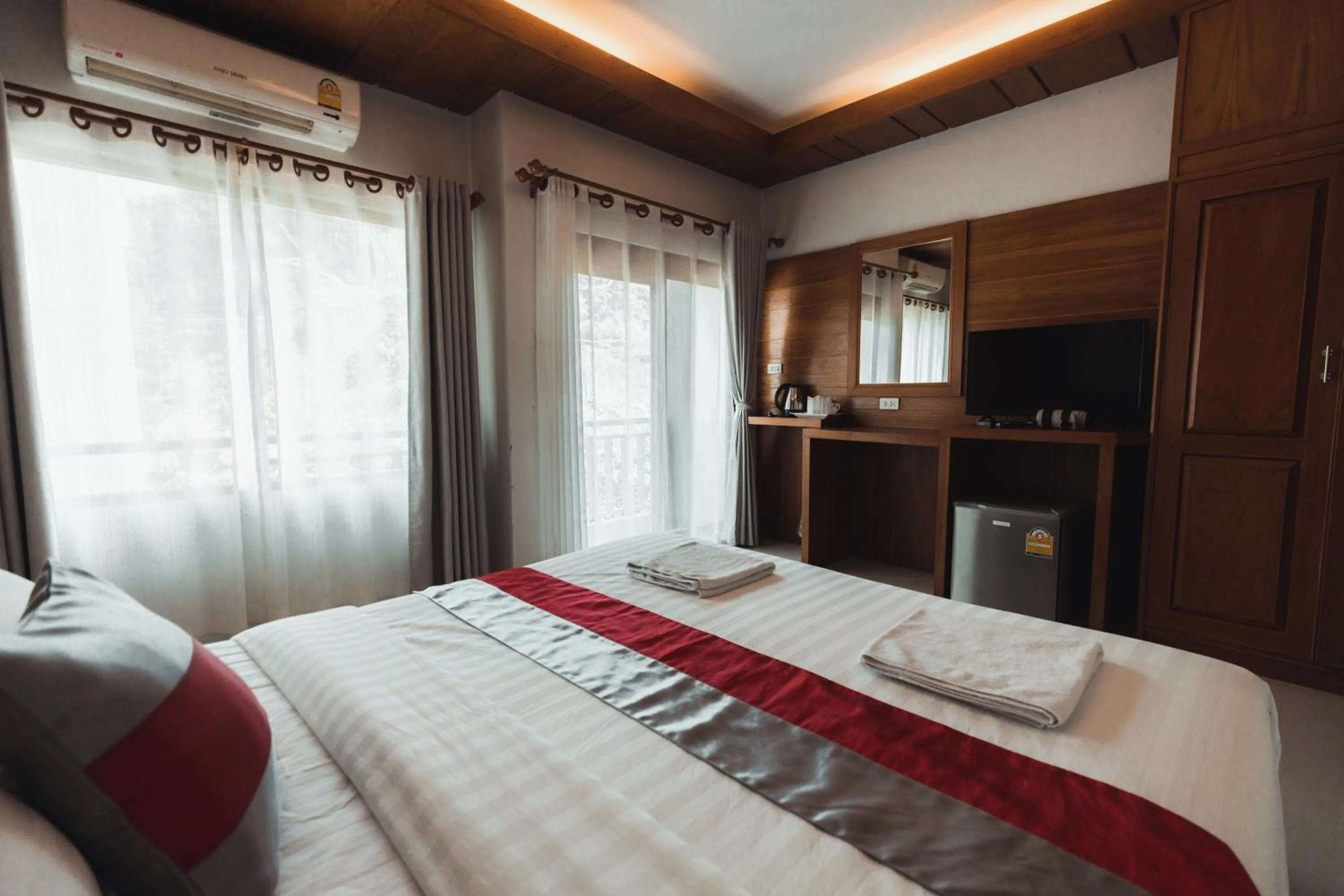 Bed in Lanta Ray Bay Hotel