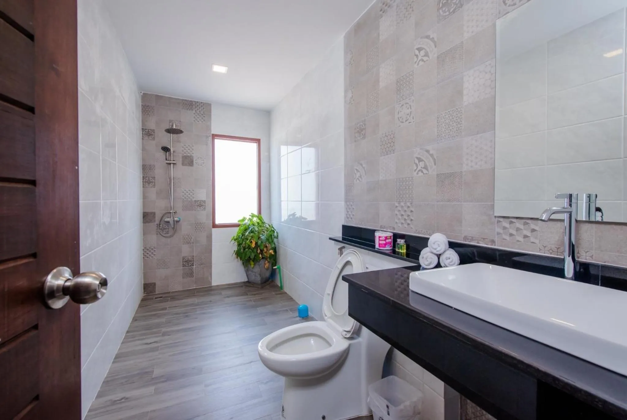 Shower in Lanta Ray Bay Hotel