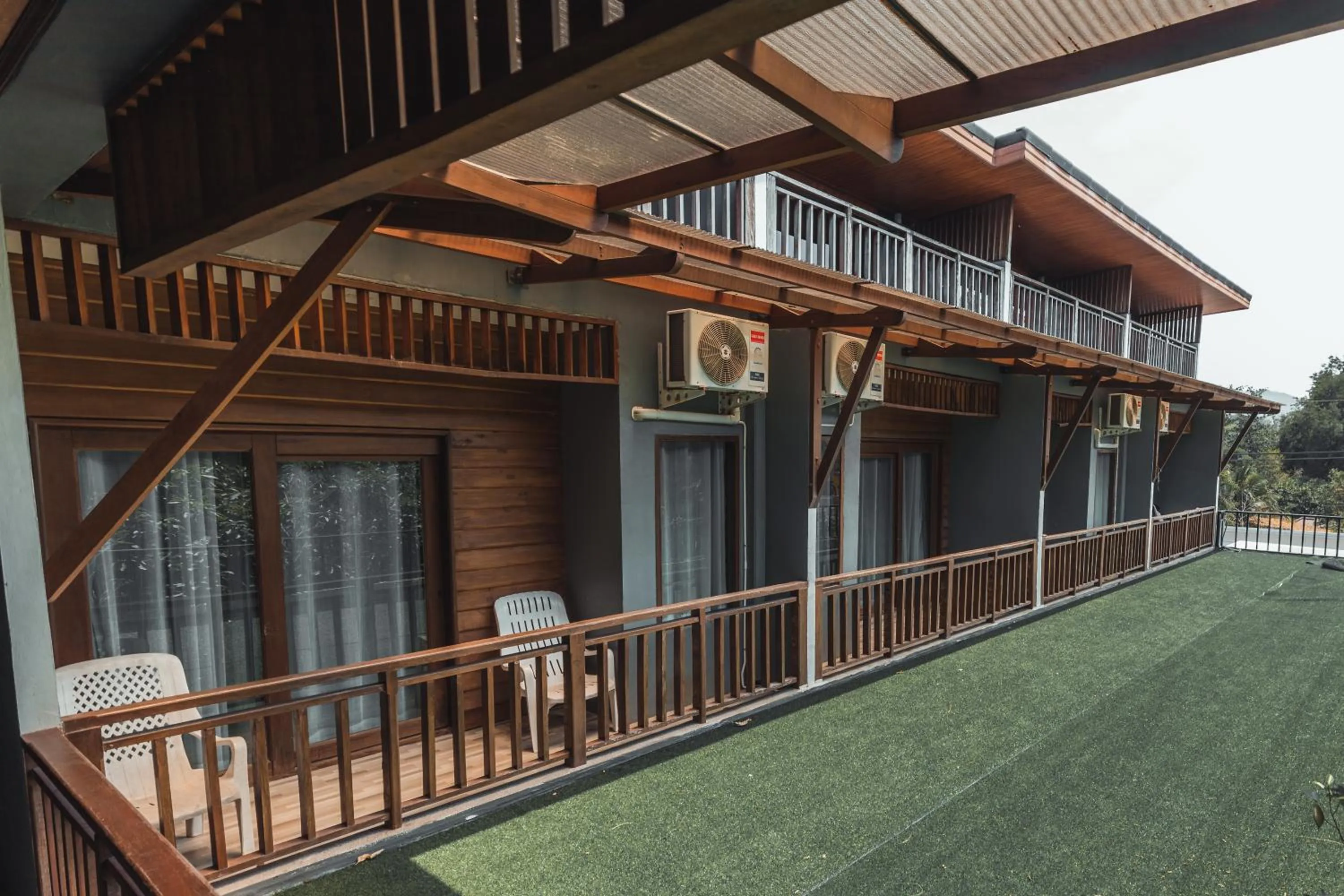 Patio in Lanta Ray Bay Hotel