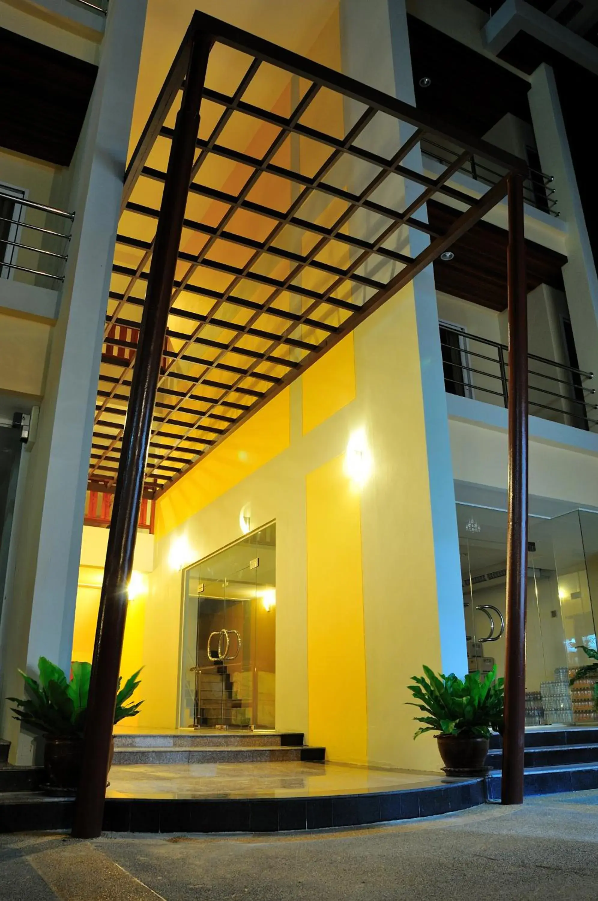 Facade/entrance in Boonjumnong Modern Apartment Facade/entrance in Boonjumnong Modern Apartment