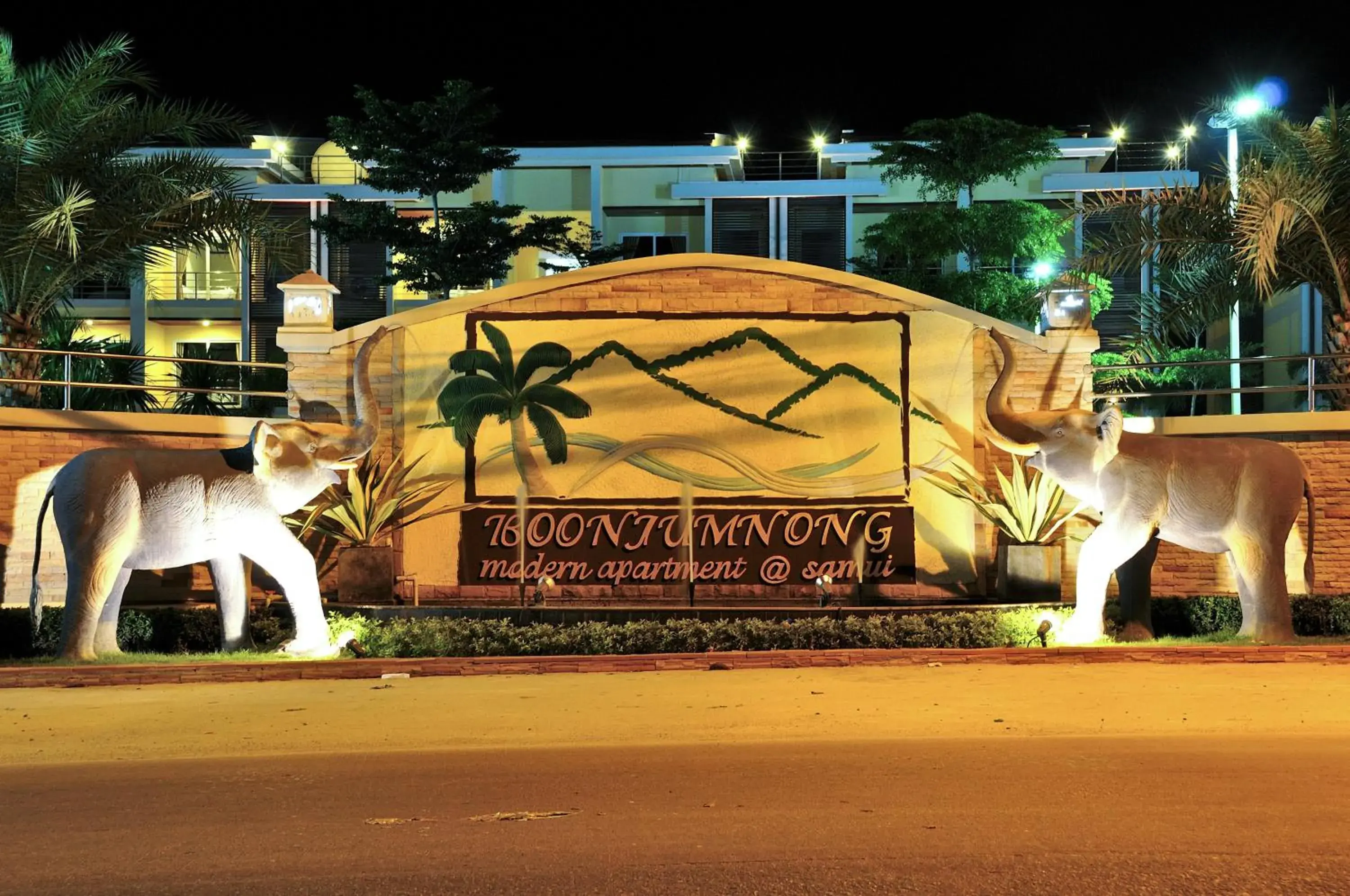 Facade/entrance in Boonjumnong Modern Apartment Facade/entrance in Boonjumnong Modern Apartment