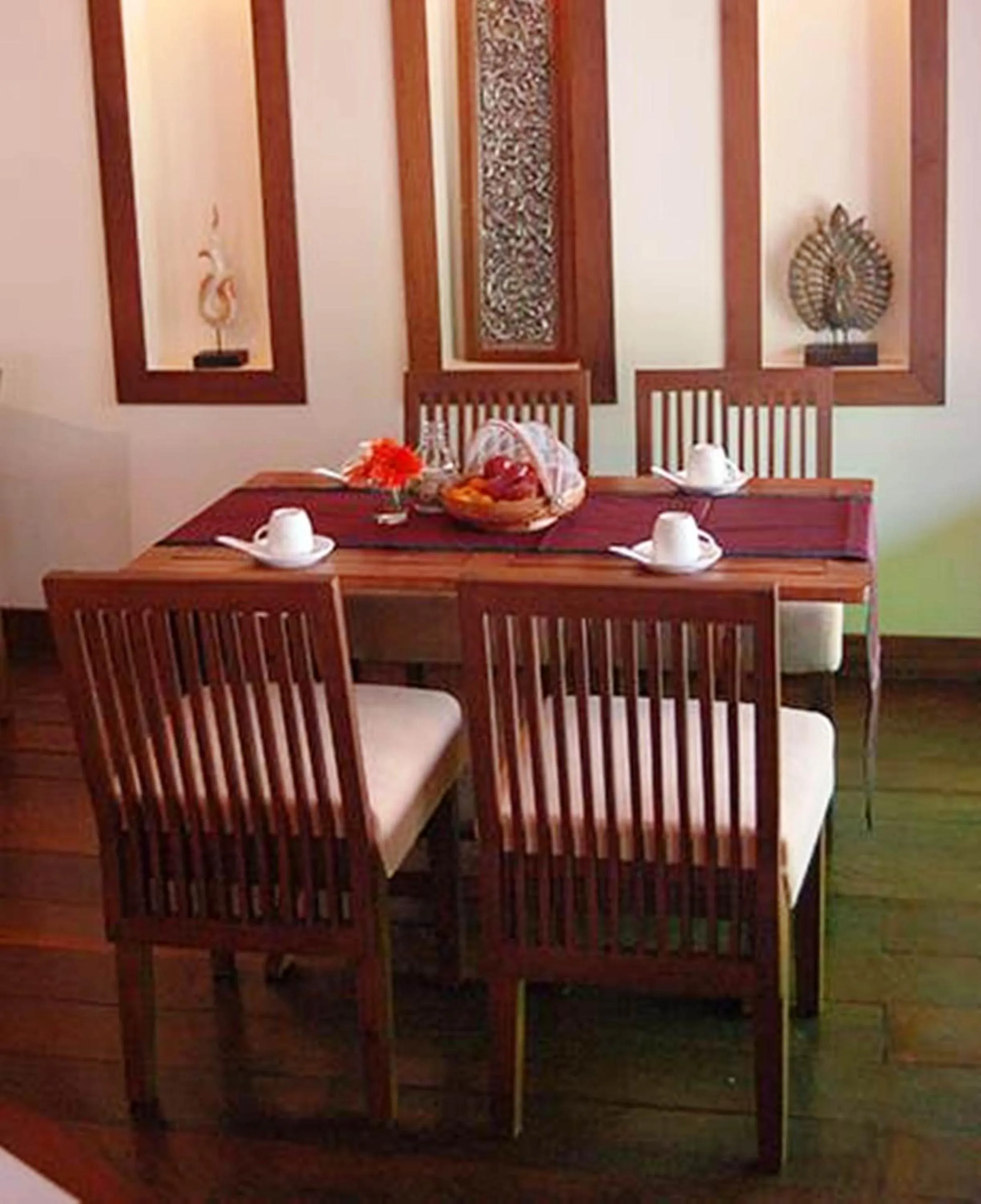 Restaurant/places to eat in Villa Korbhun Khinbua