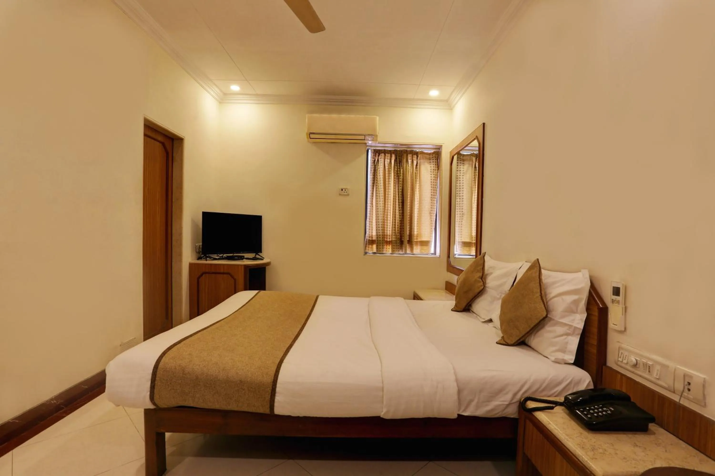 Bedroom, Bed in Accord Hotel