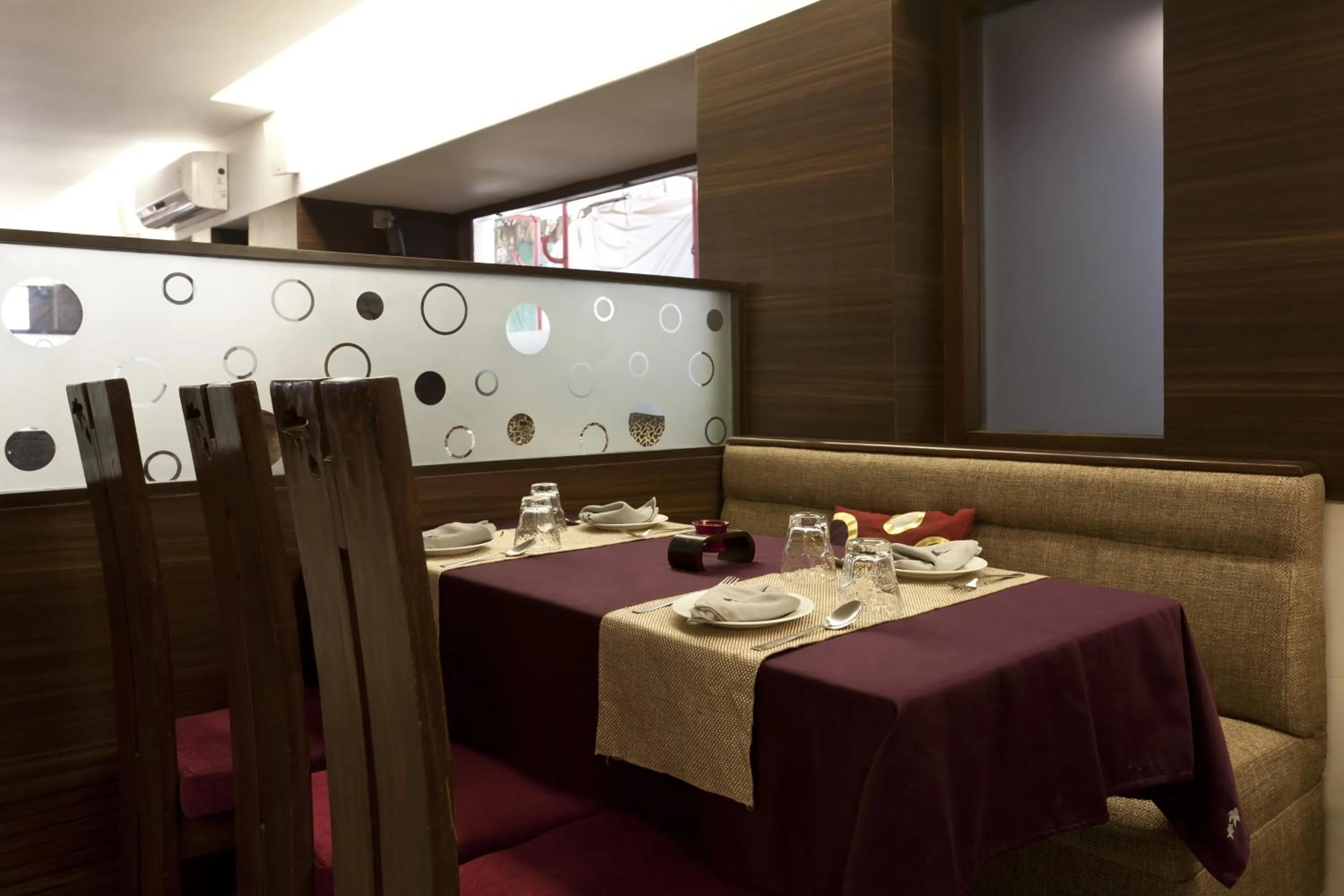 Restaurant/places to eat in Accord Hotel