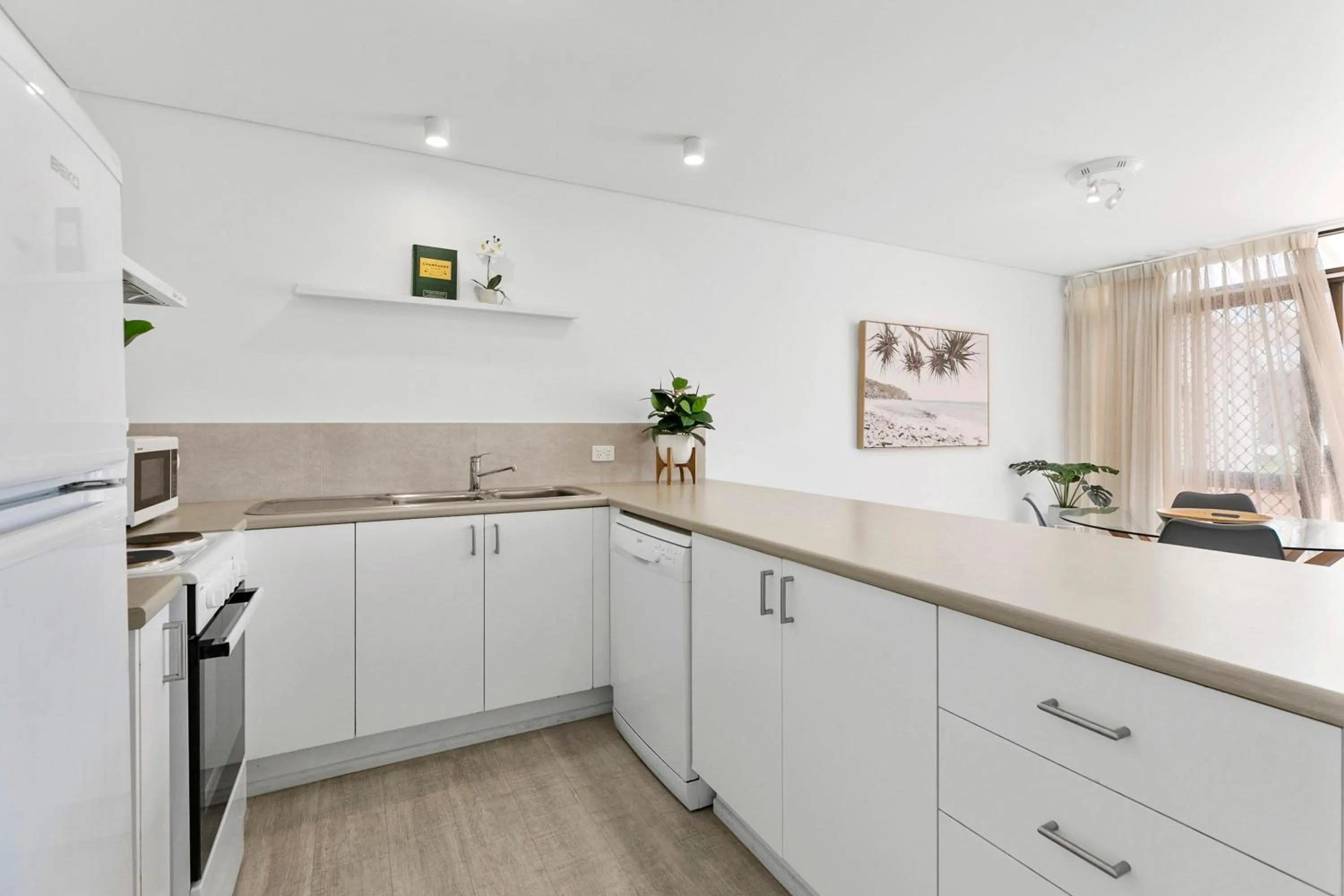 Kitchen or kitchenette in The Noosa Apartments