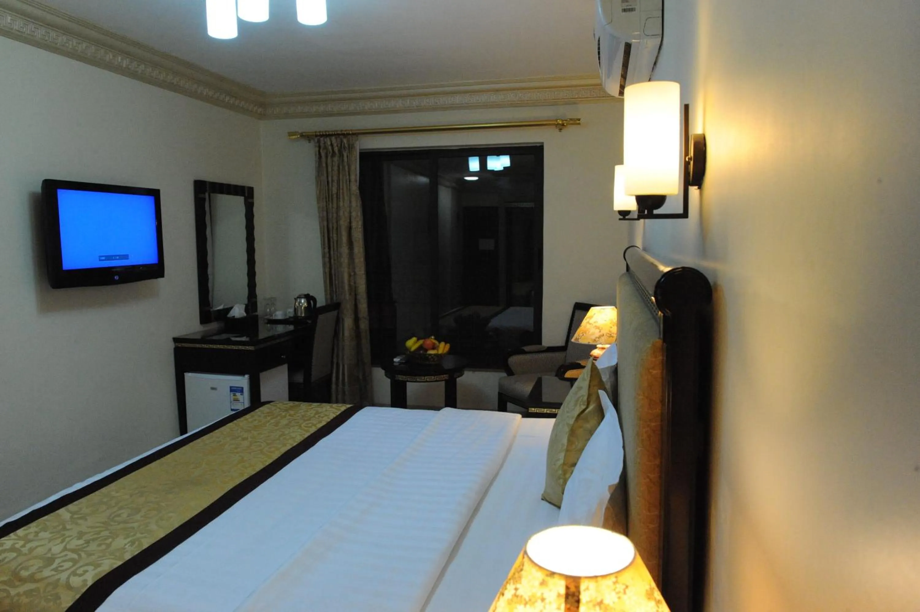 Photo of the whole room, Bed in Cedar Hotel