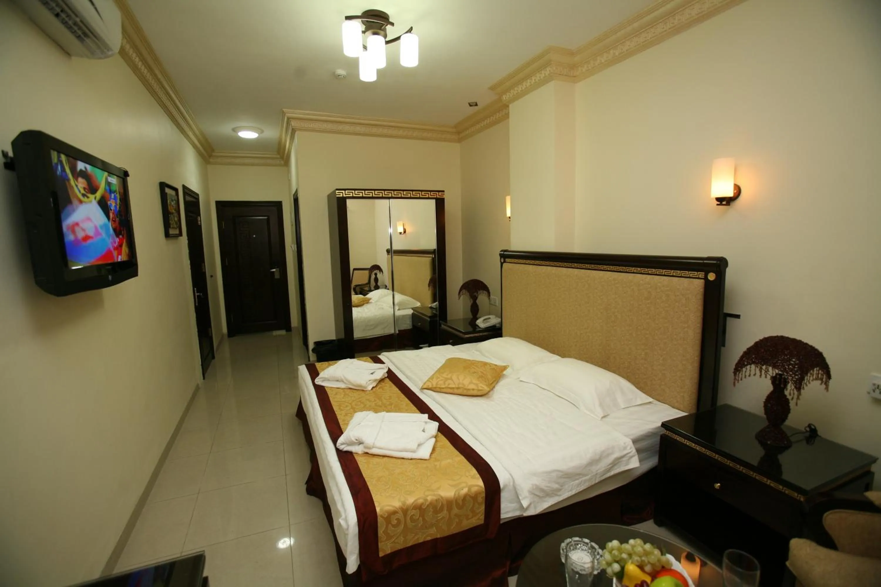 Photo of the whole room, Bed in Cedar Hotel