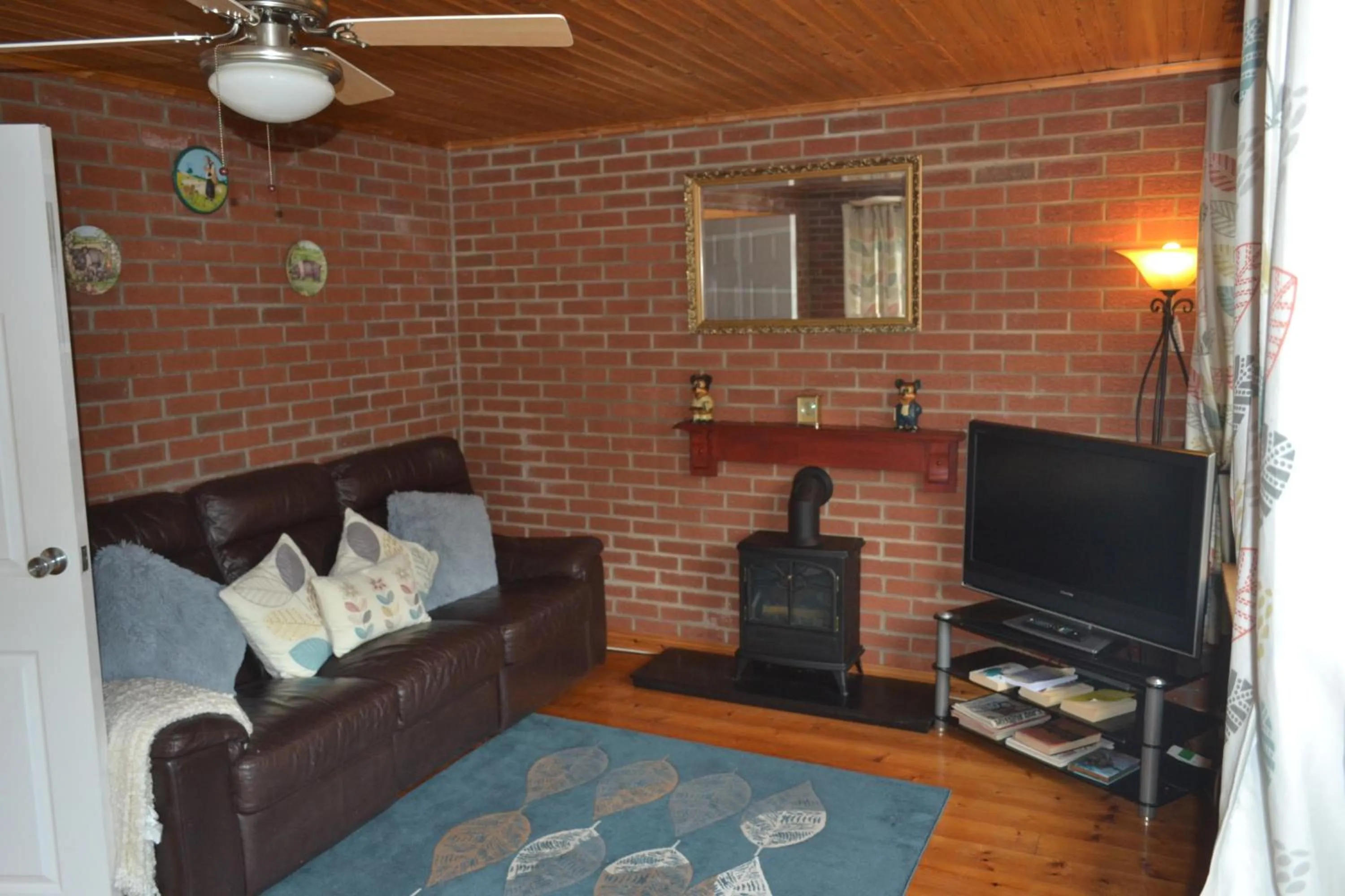 Communal lounge/ TV room in Ashfield Bed & Breakfast