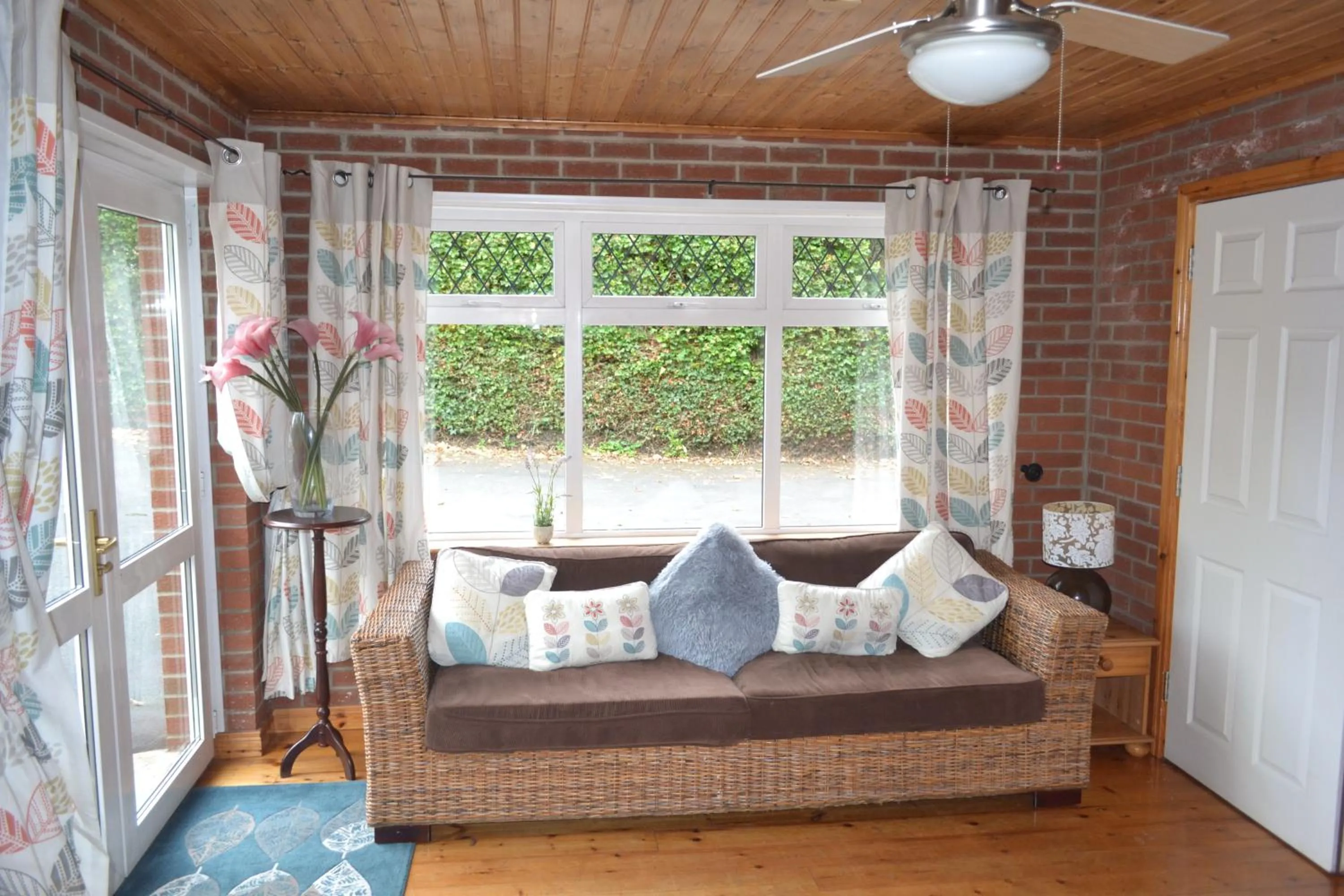 Communal lounge/ TV room in Ashfield Bed & Breakfast