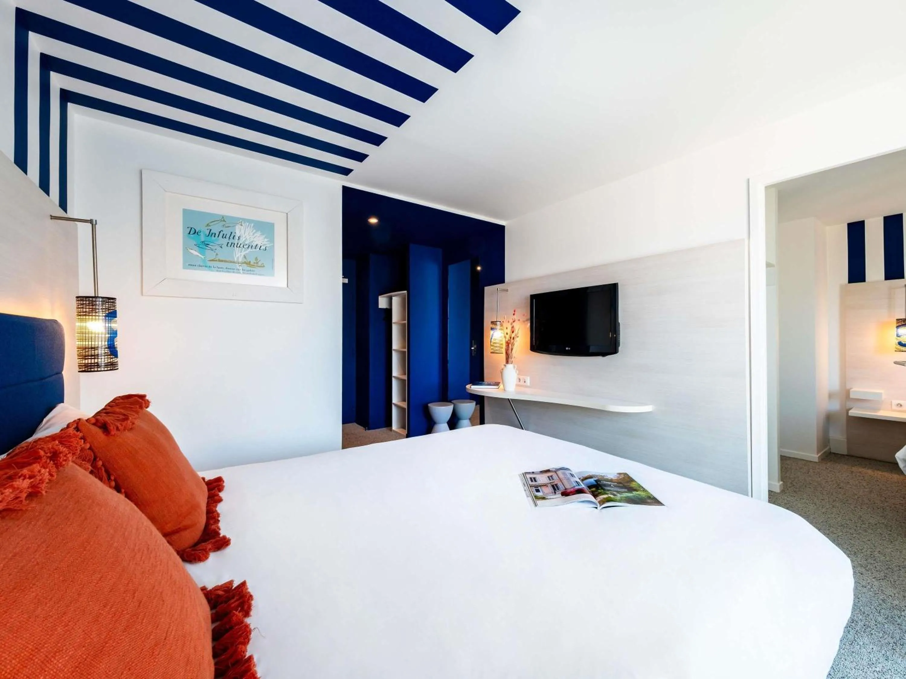 Bedroom, Bed in ibis Styles Quiberon Centre