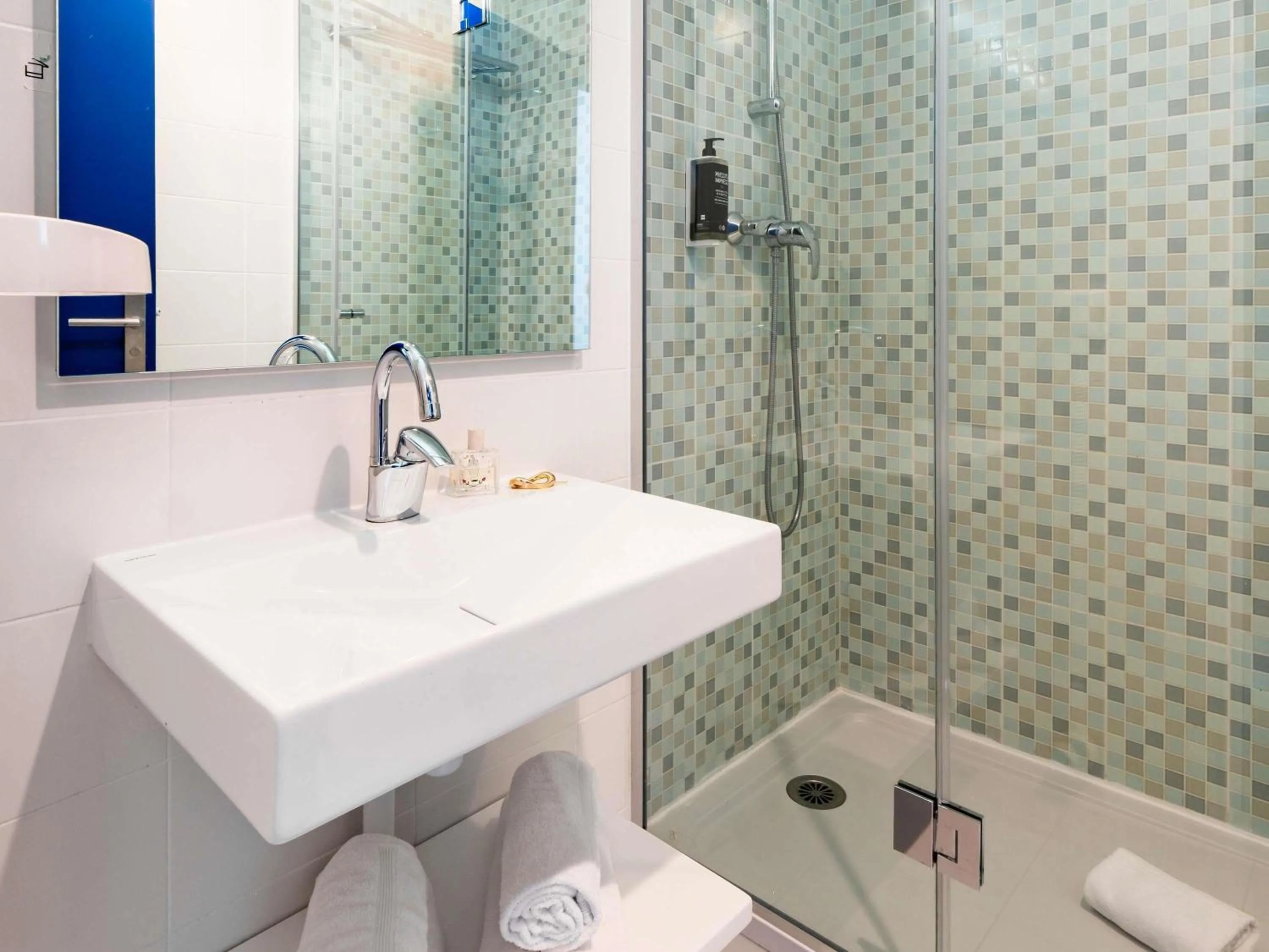 Bedroom in ibis Styles Quiberon Centre