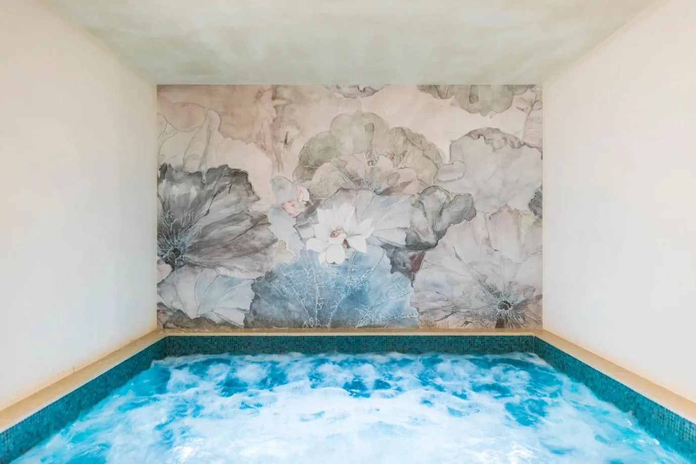 Hot Tub in Grand Powers Hotel