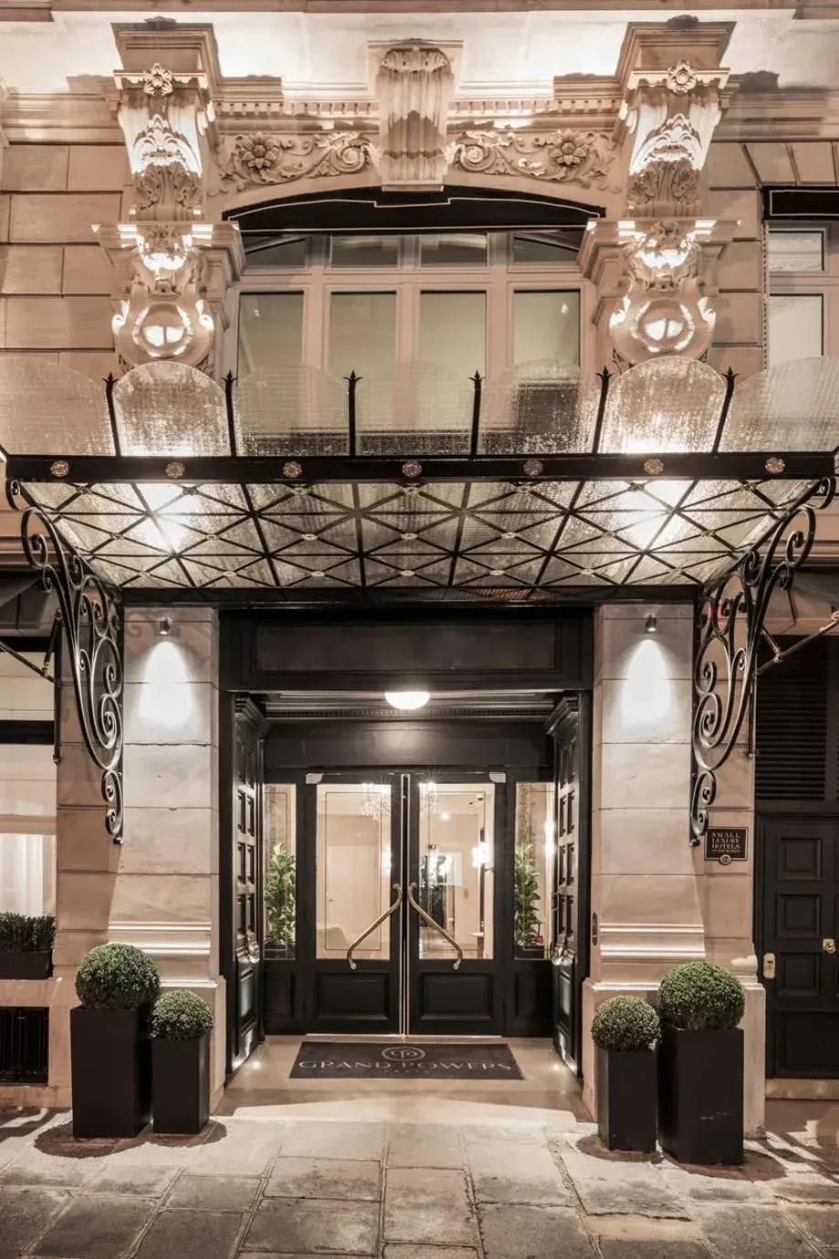 Facade/entrance in Grand Powers Hotel Facade/entrance in Grand Powers Hotel