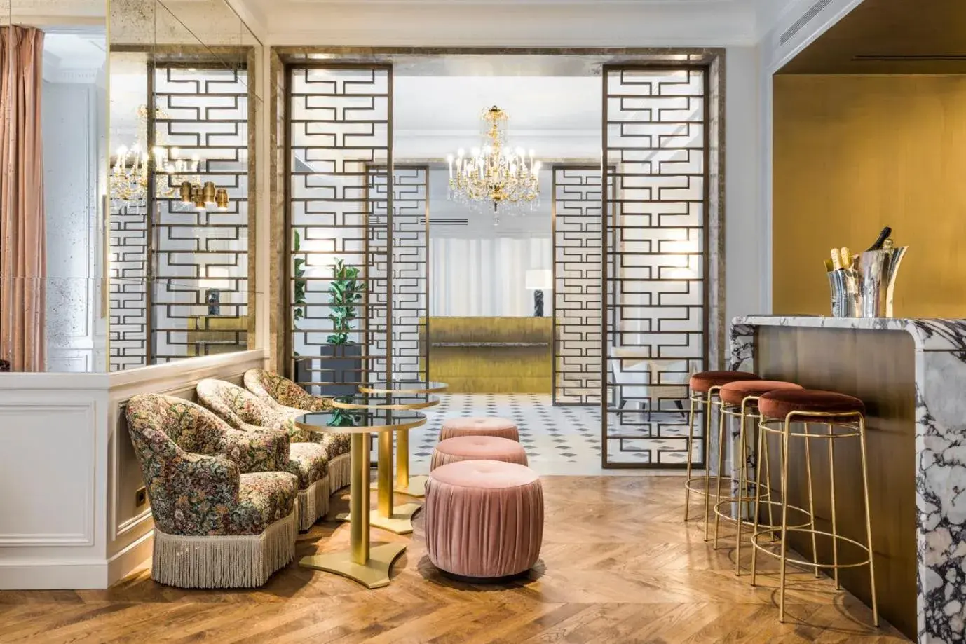 Restaurant/places to eat in Grand Powers Hotel Restaurant/places to eat in Grand Powers Hotel