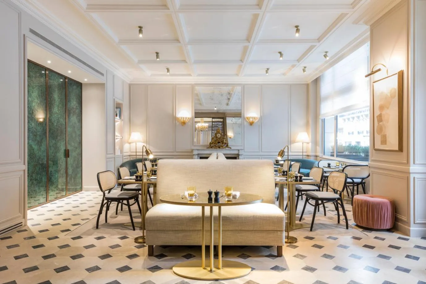 Restaurant/places to eat in Grand Powers Hotel