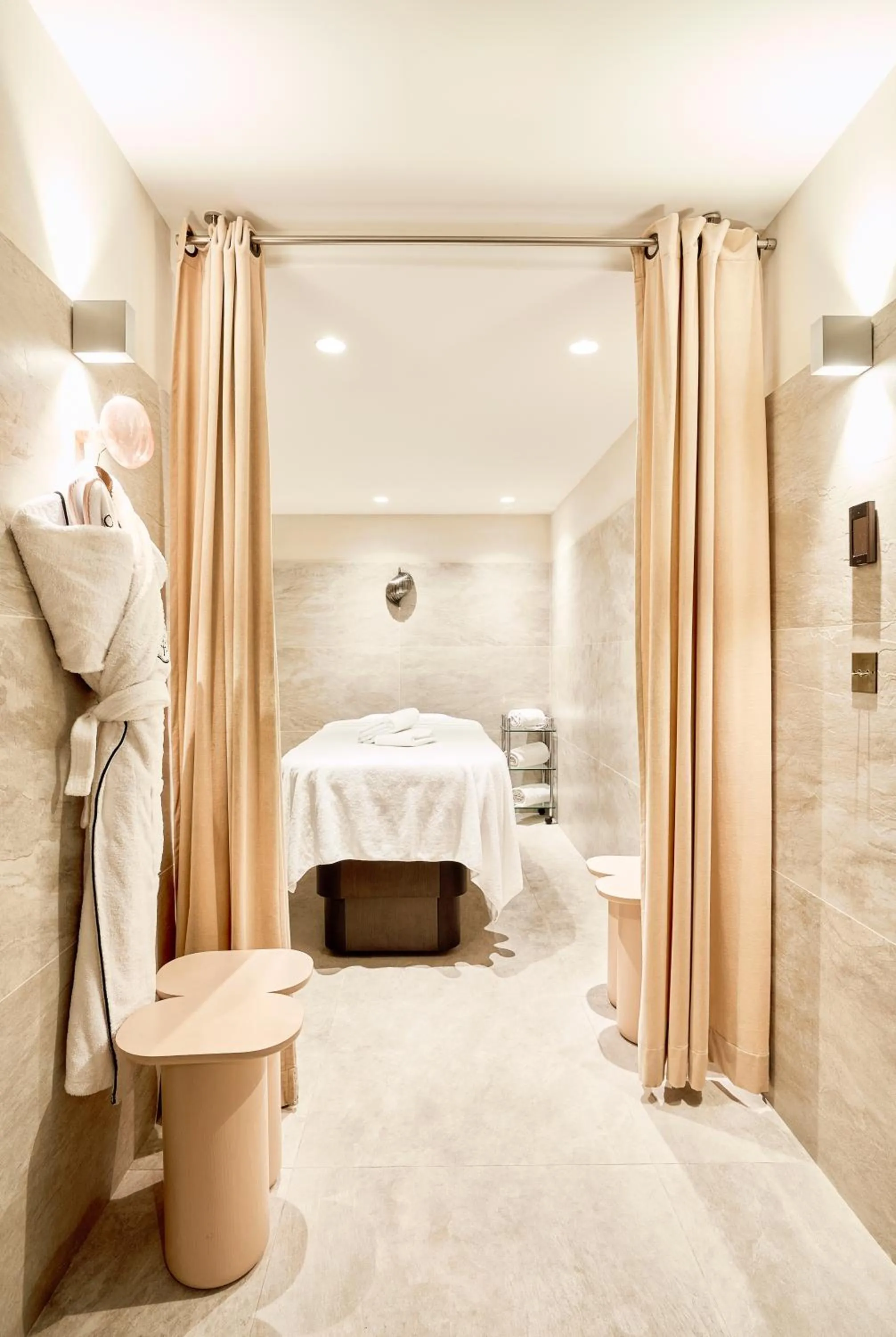 Massage, Bed in Grand Powers Hotel