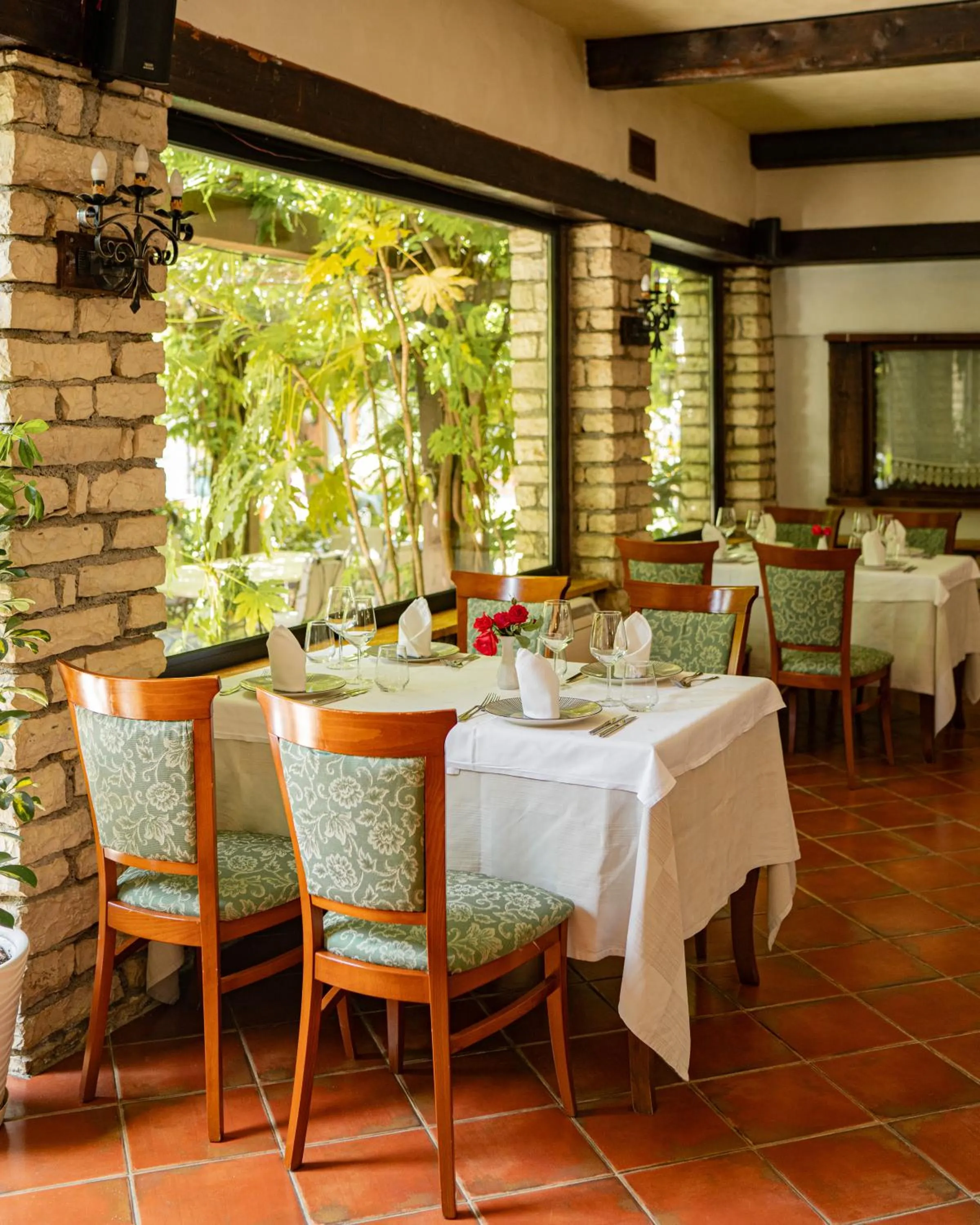 Restaurant/places to eat in Vila Belvedere