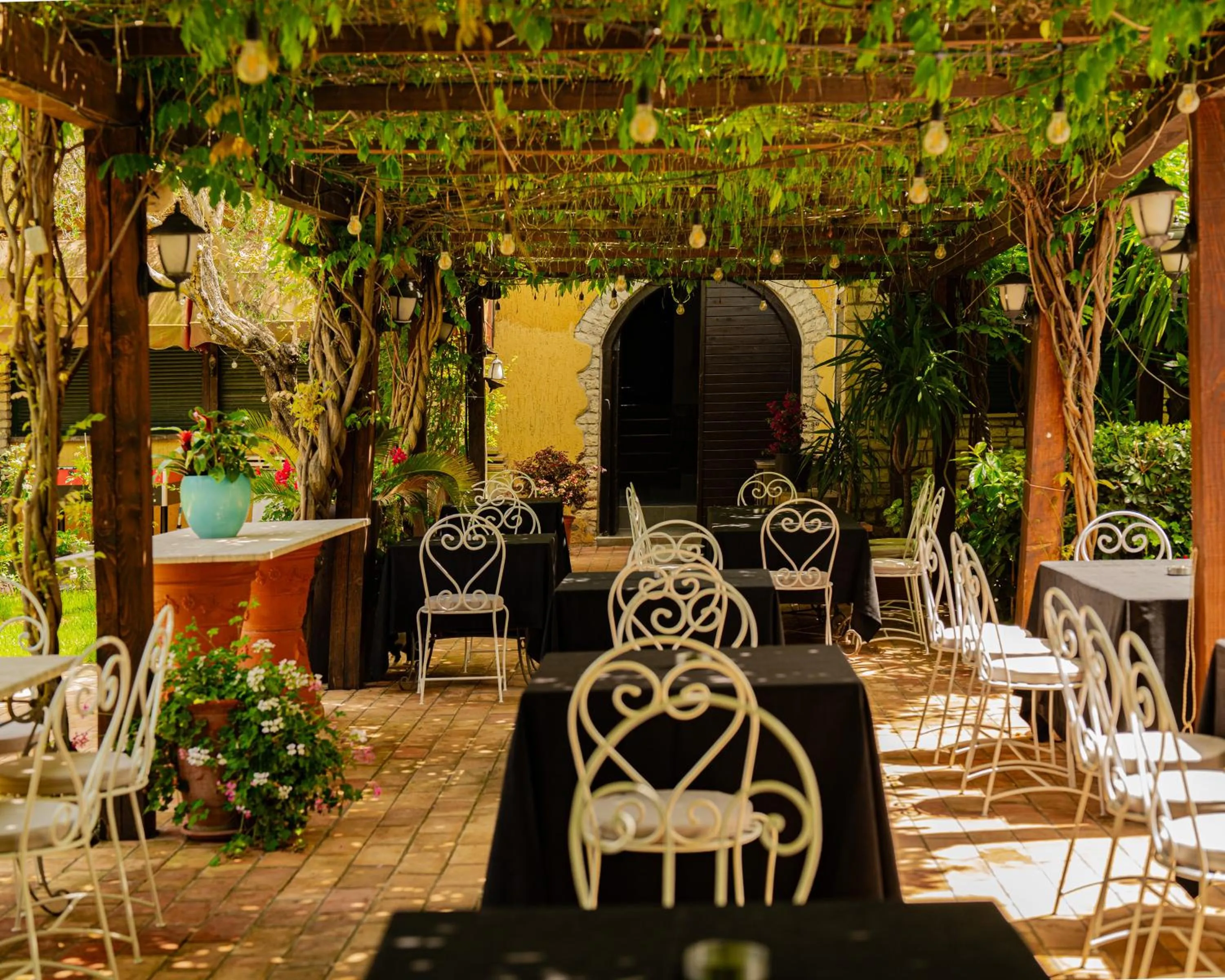 Restaurant/places to eat in Vila Belvedere