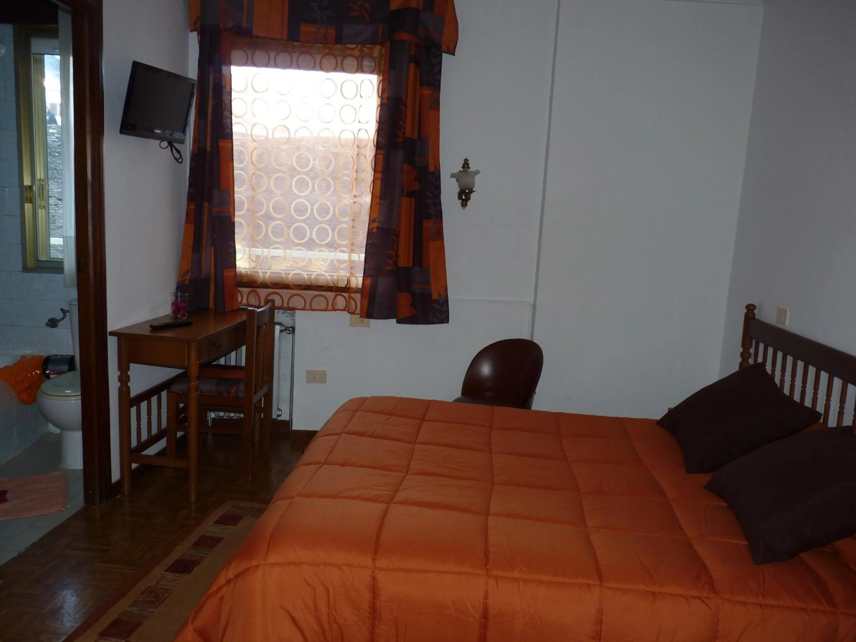 Photo of the whole room, Bed in Hotel España