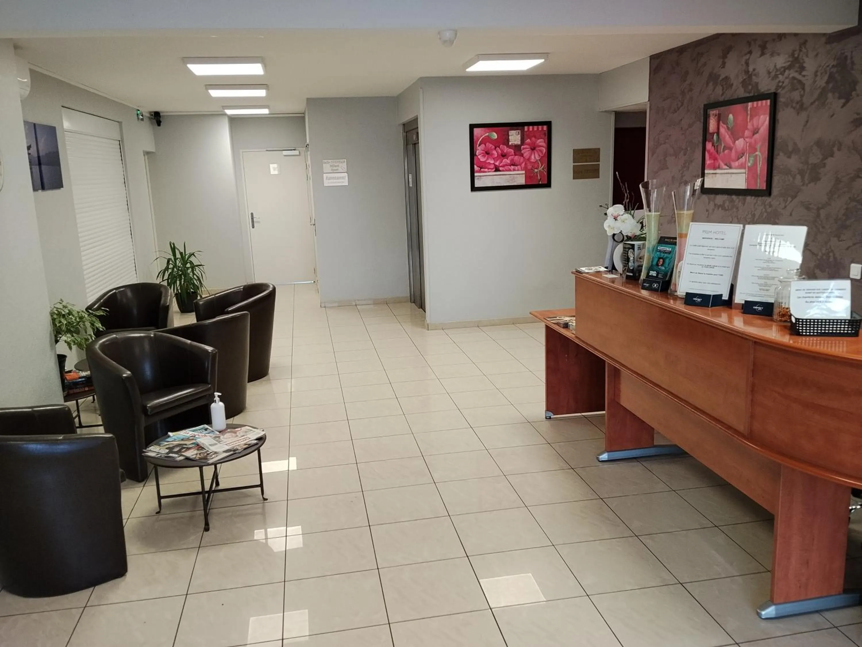 Swimming pool in Contact Hôtel - Prim Witry - Reims Nord