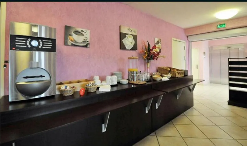 Restaurant/places to eat in Prim Hotel Reims nord