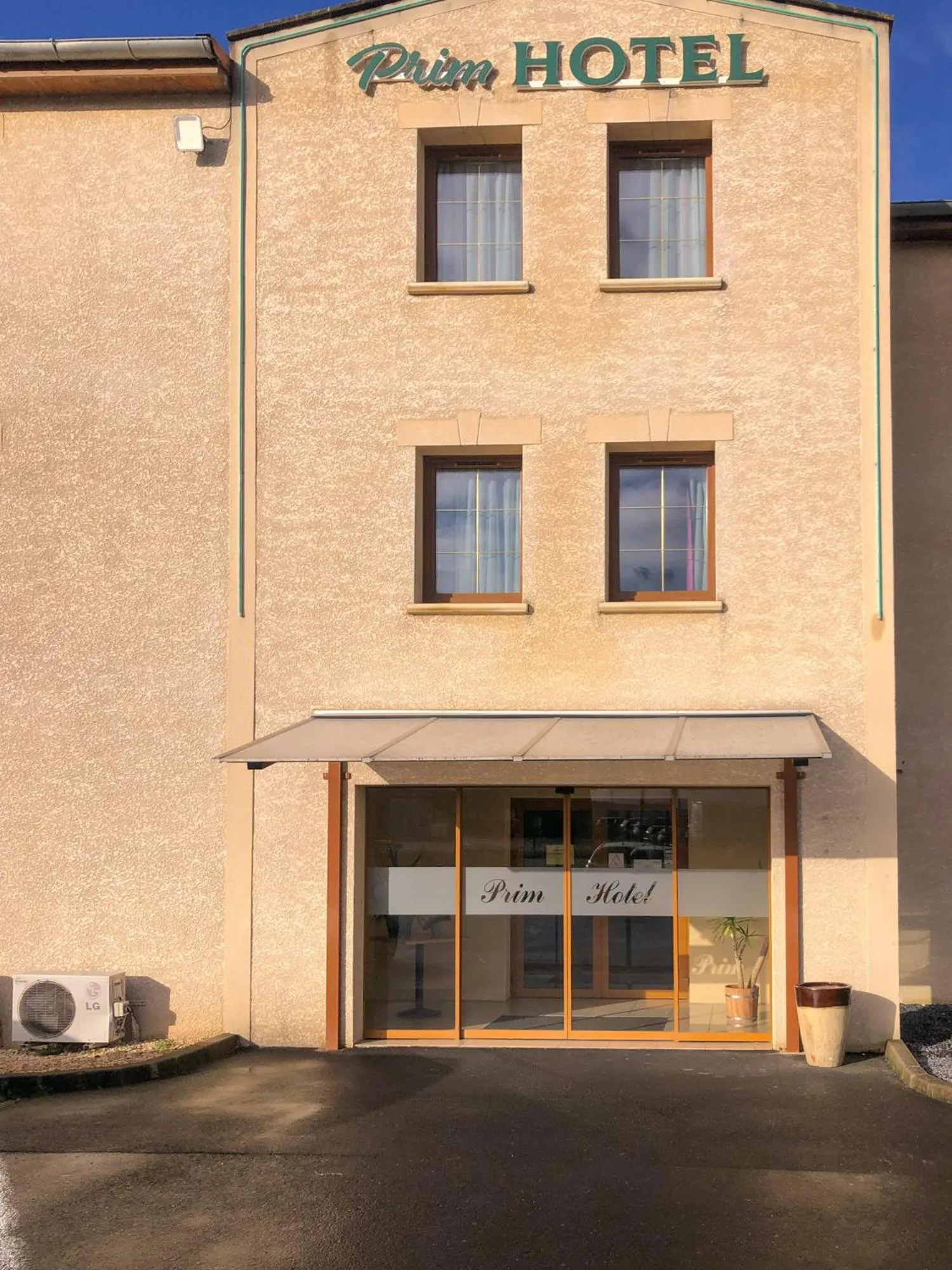 Property building in Contact Hôtel - Prim Witry - Reims Nord