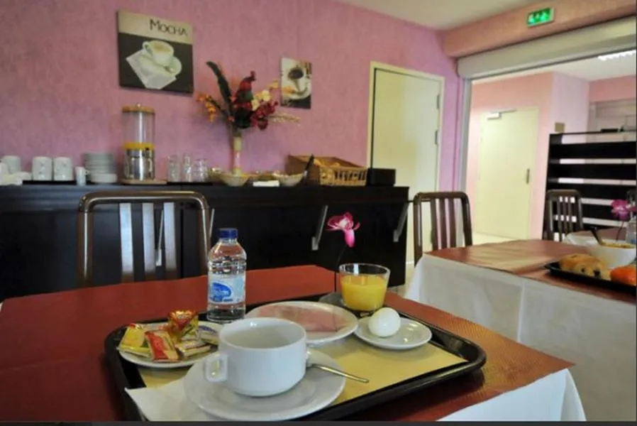 Restaurant/places to eat in Prim Hotel Reims nord