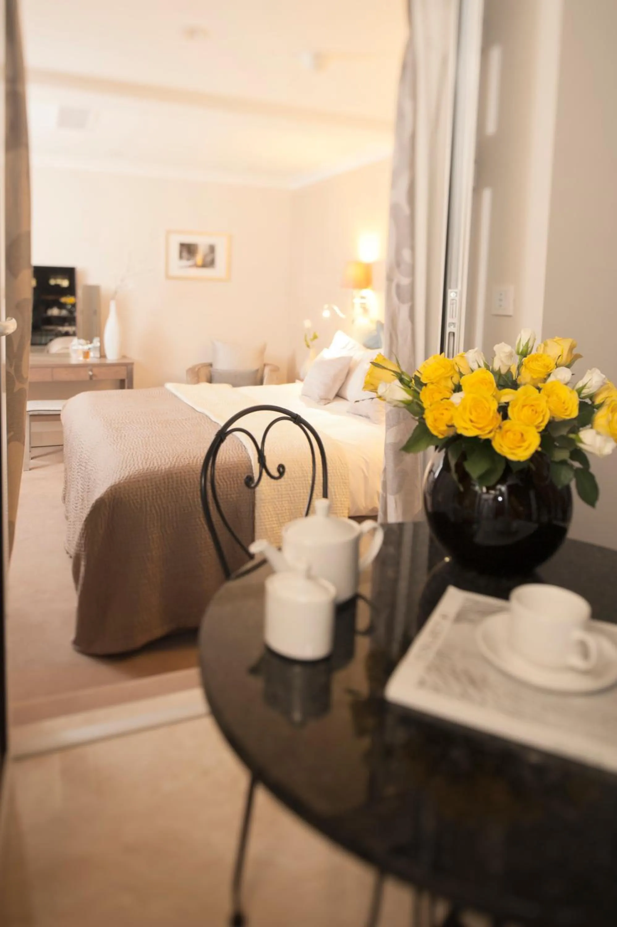 Bedroom, Bed in Claverley Court Apartments Knightsbridge
