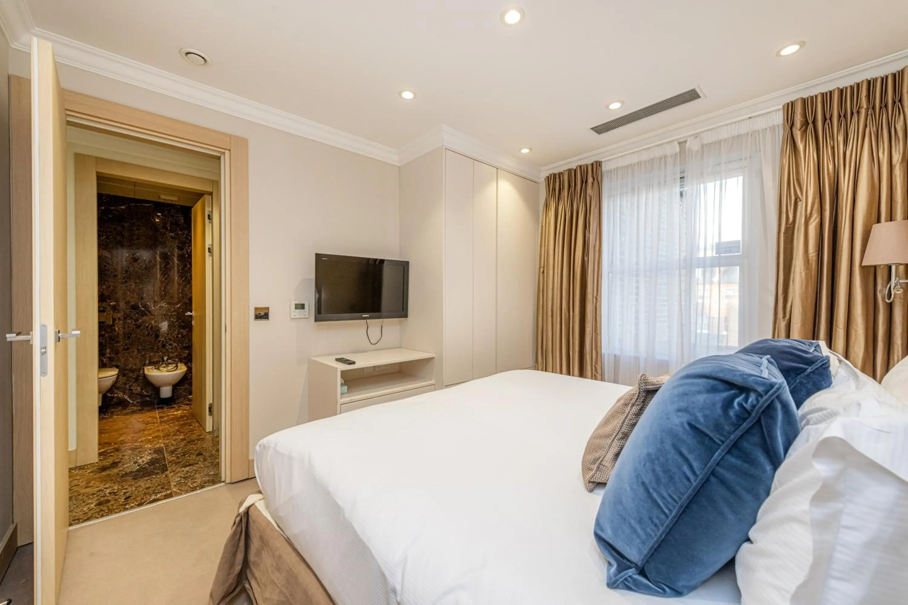 Photo of the whole room, Bed in Claverley Court Apartments Knightsbridge