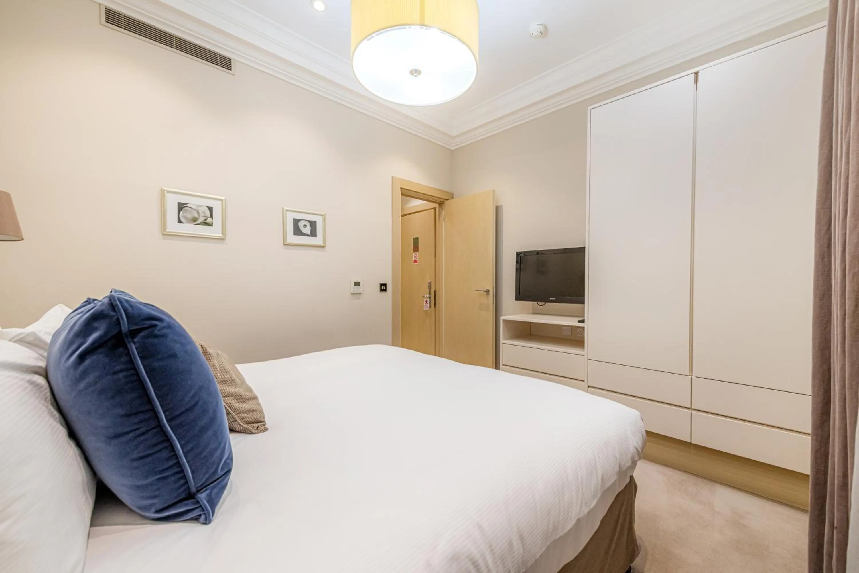 Photo of the whole room, Bed in Claverley Court Apartments Knightsbridge