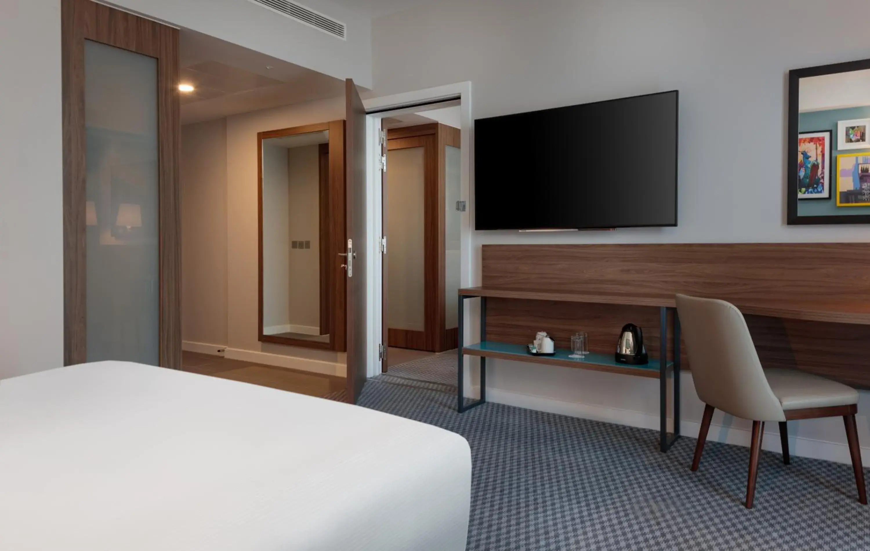 Coffee/tea facilities, Bed in Hampton By Hilton Edinburgh Airport Coffee/tea facilities, Bed in Hampton By Hilton Edinburgh Airport