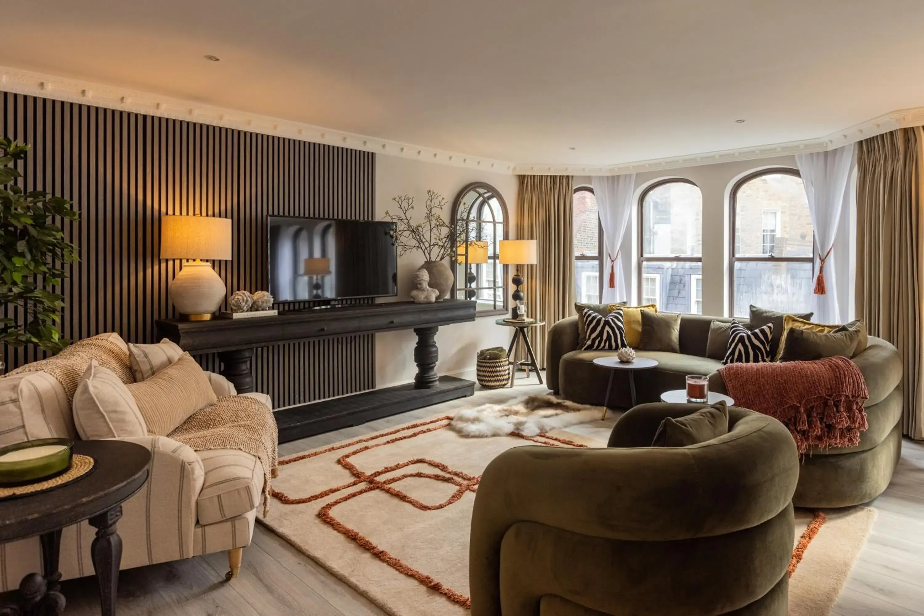 Executive Three-Bedroom Apartment in Mayfair House Executive Three-Bedroom Apartment in Mayfair House