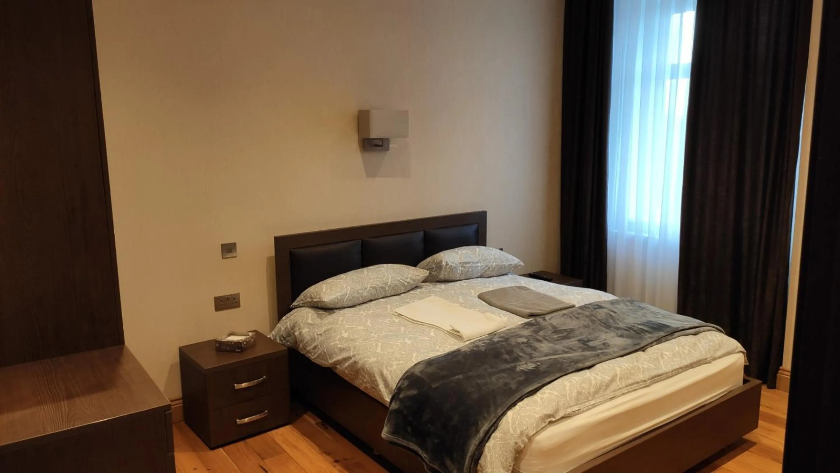 Photo of the whole room, Bed in OYO The Kilburn Arms