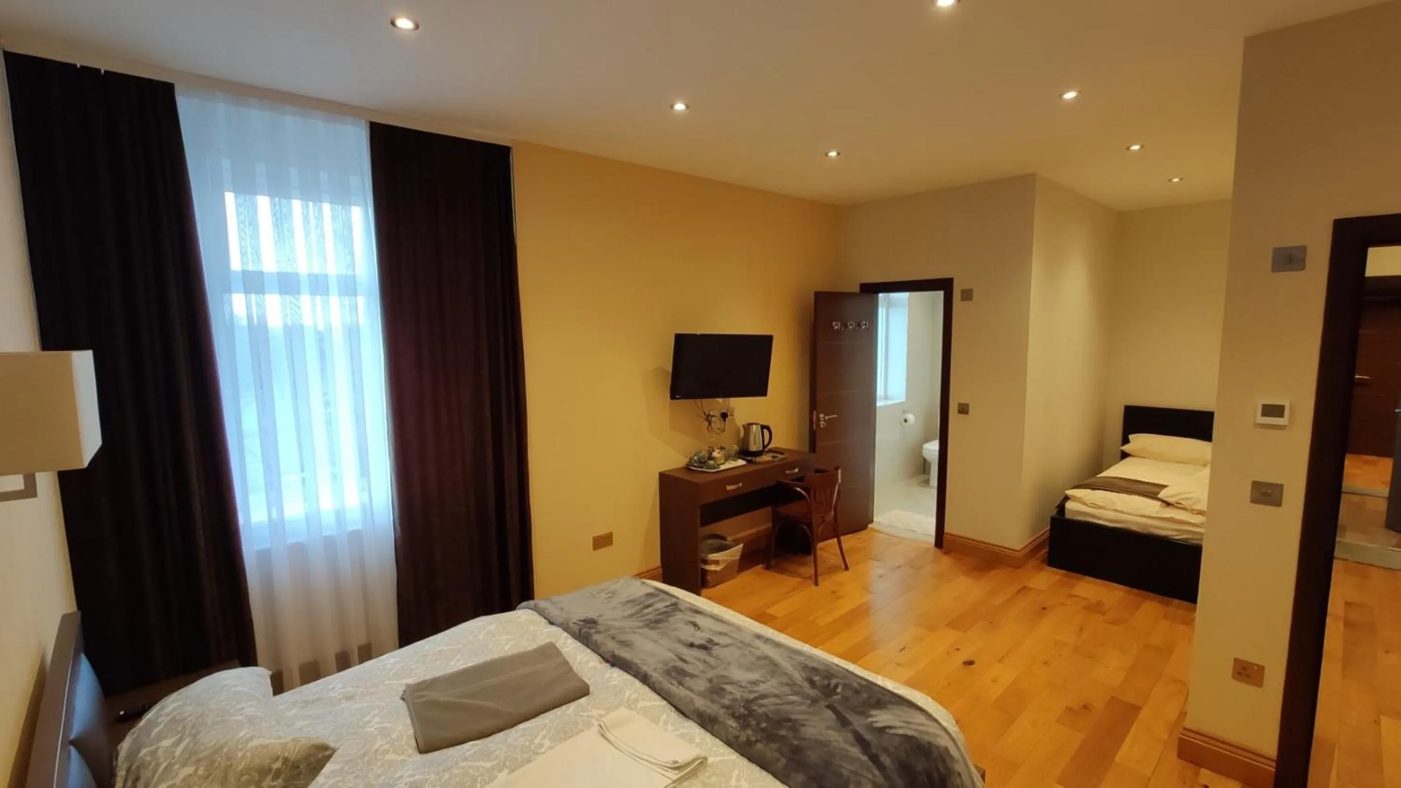 Bedroom, Bed in OYO The Kilburn Arms