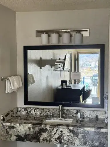 1 Queen Bed, Mobility Accessible Room, Bathtub w/ Grab Bars, Non-Smoking in Days Inn by Wyndham Charleston WV 1 Queen Bed, Mobility Accessible Room, Bathtub w/ Grab Bars, Non-Smoking in Days Inn by Wyndham Charleston WV