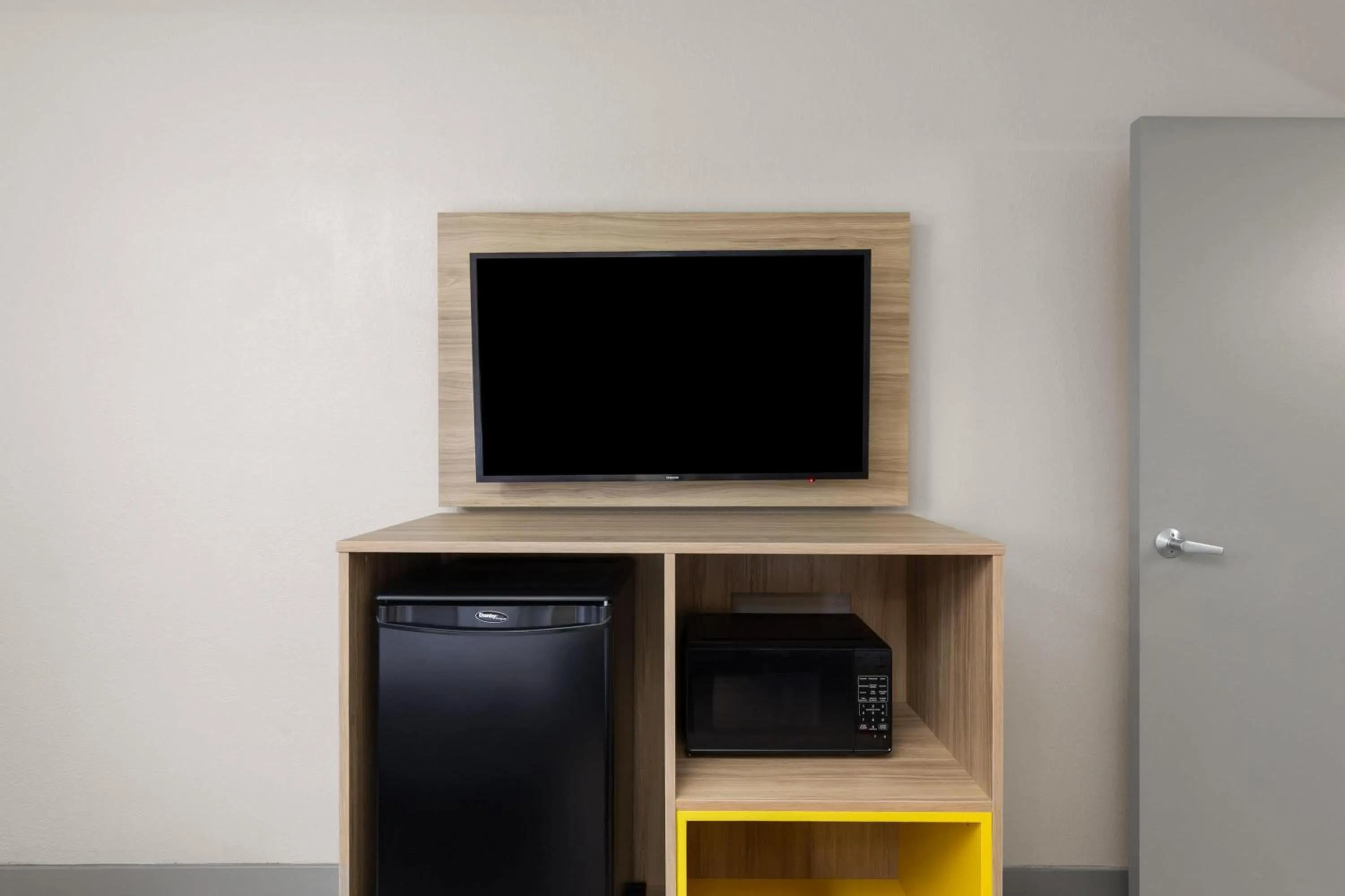 Photo of the whole room in Days Inn by Wyndham Charleston WV