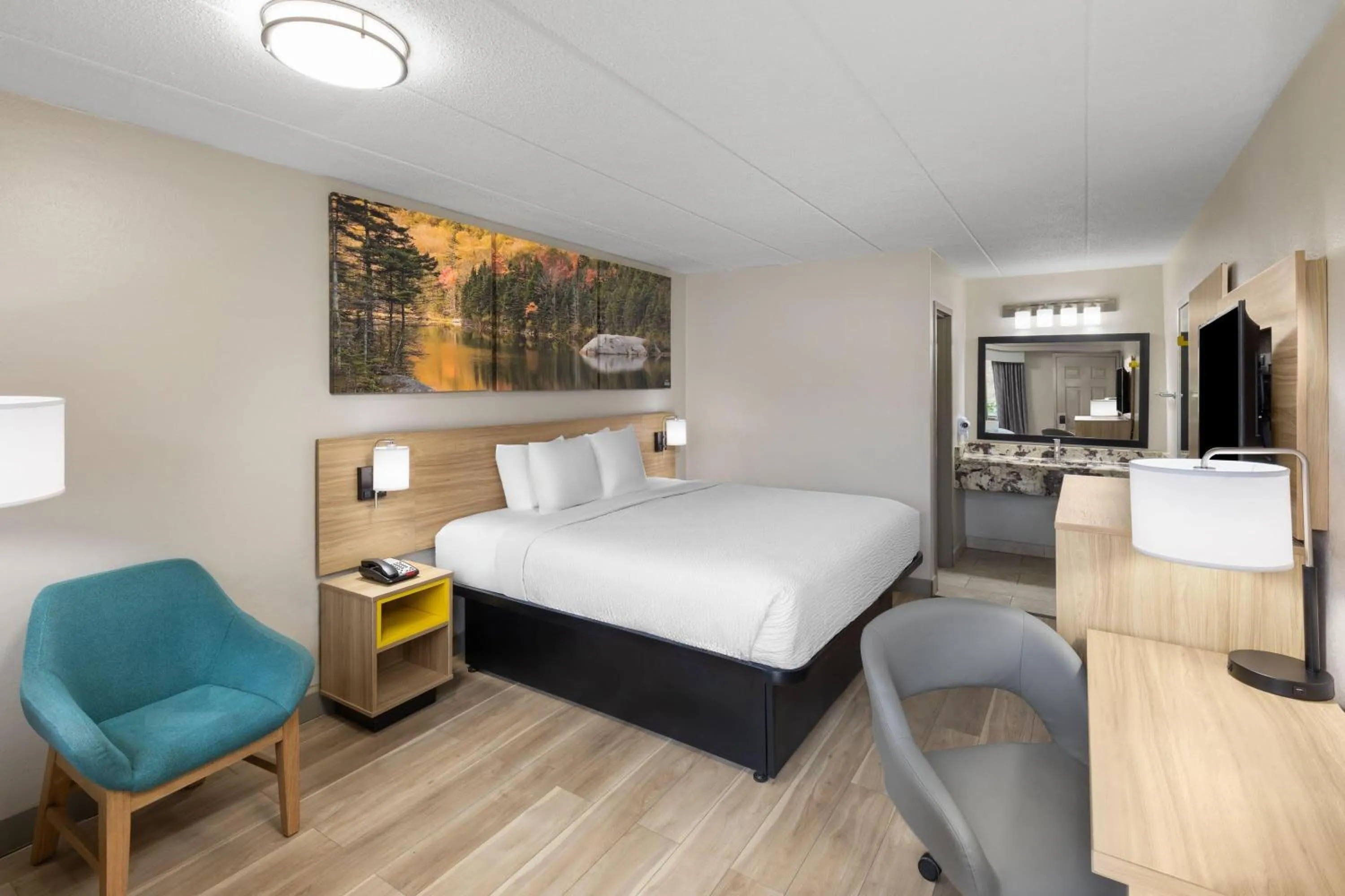 Photo of the whole room, Bed in Days Inn by Wyndham Charleston WV