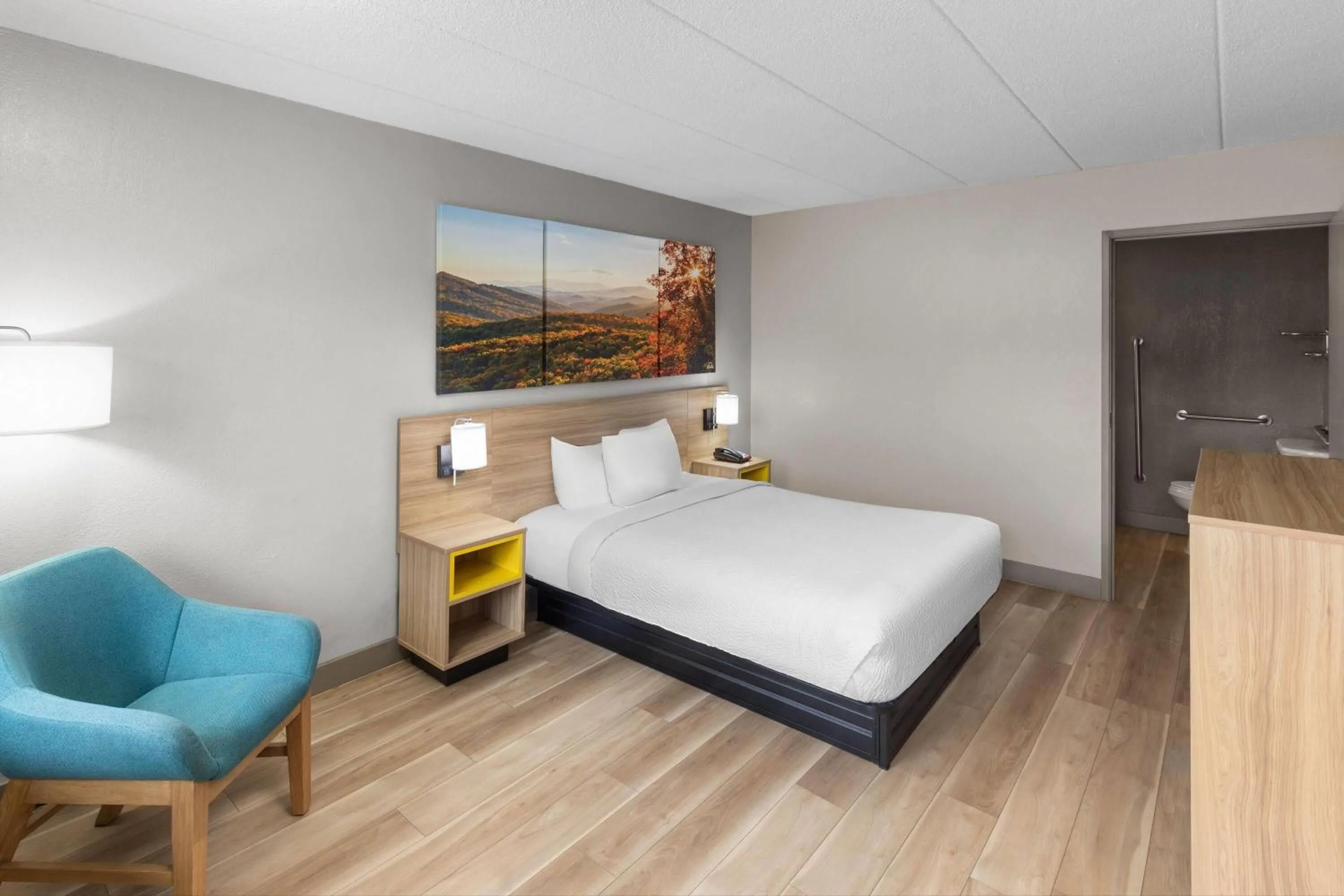 Photo of the whole room, Bed in Days Inn by Wyndham Charleston WV