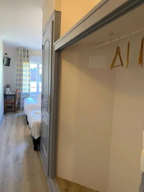 Bed in Hotel du Centre - Restaurant le P'tit Gourmet