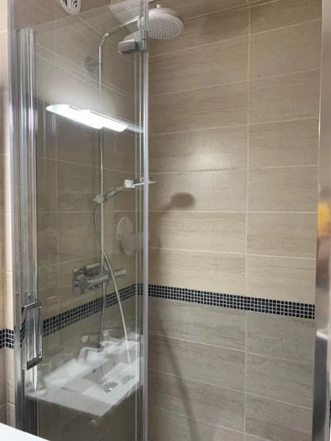 Shower in Hotel du Centre - Restaurant le P'tit Gourmet