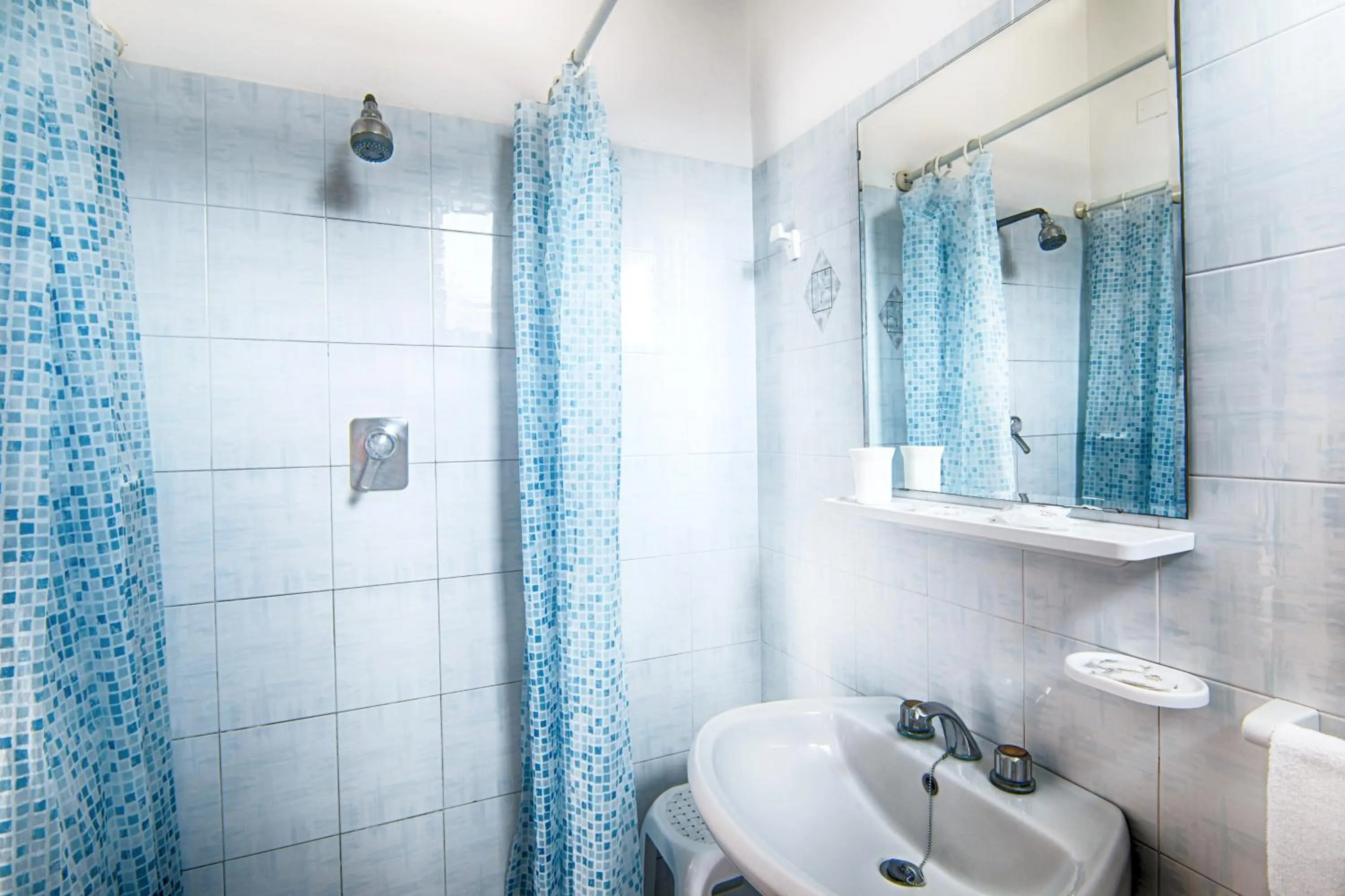 Shower in Hotel Gorini