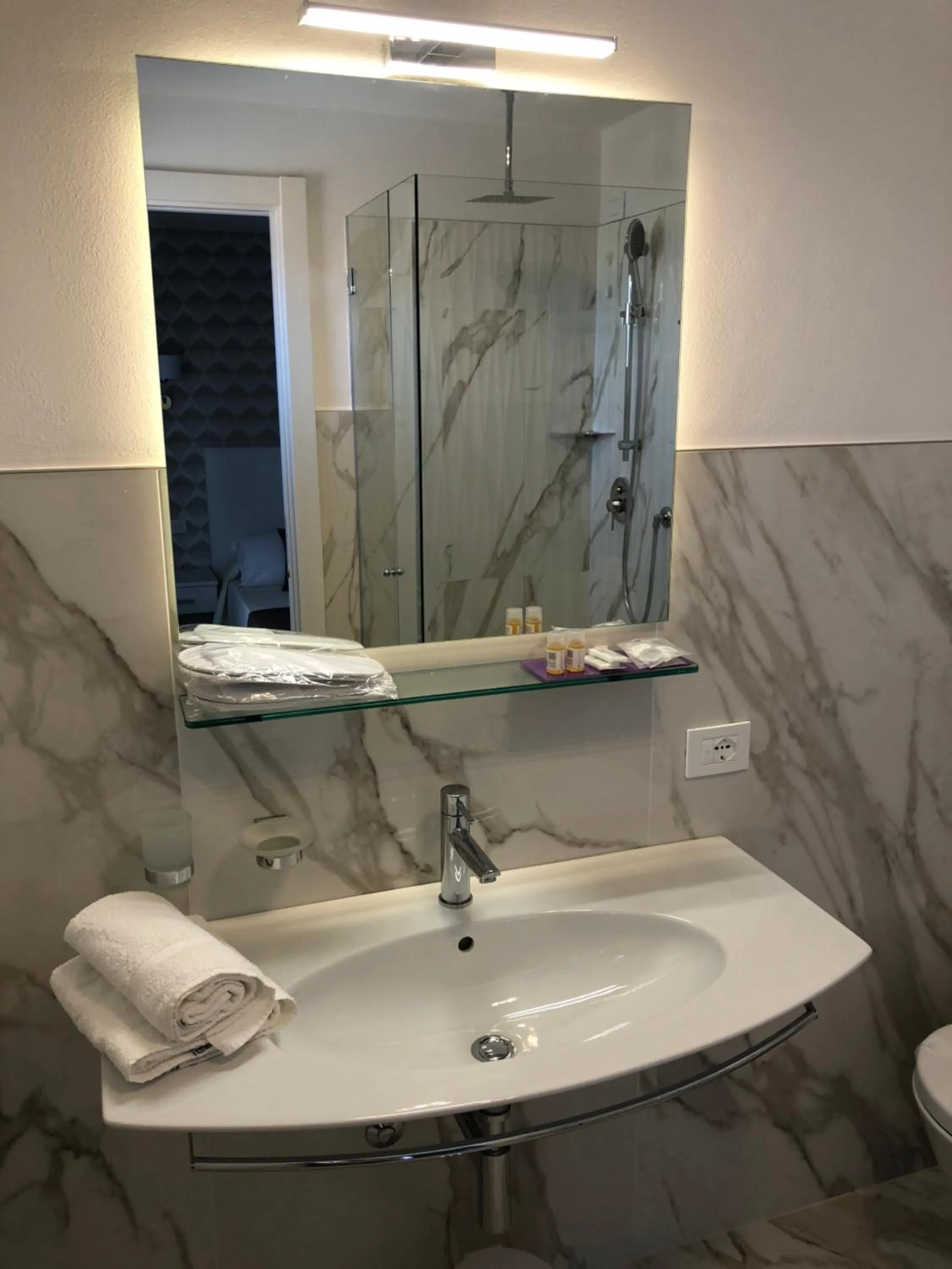 Shower in Hotel Gorini