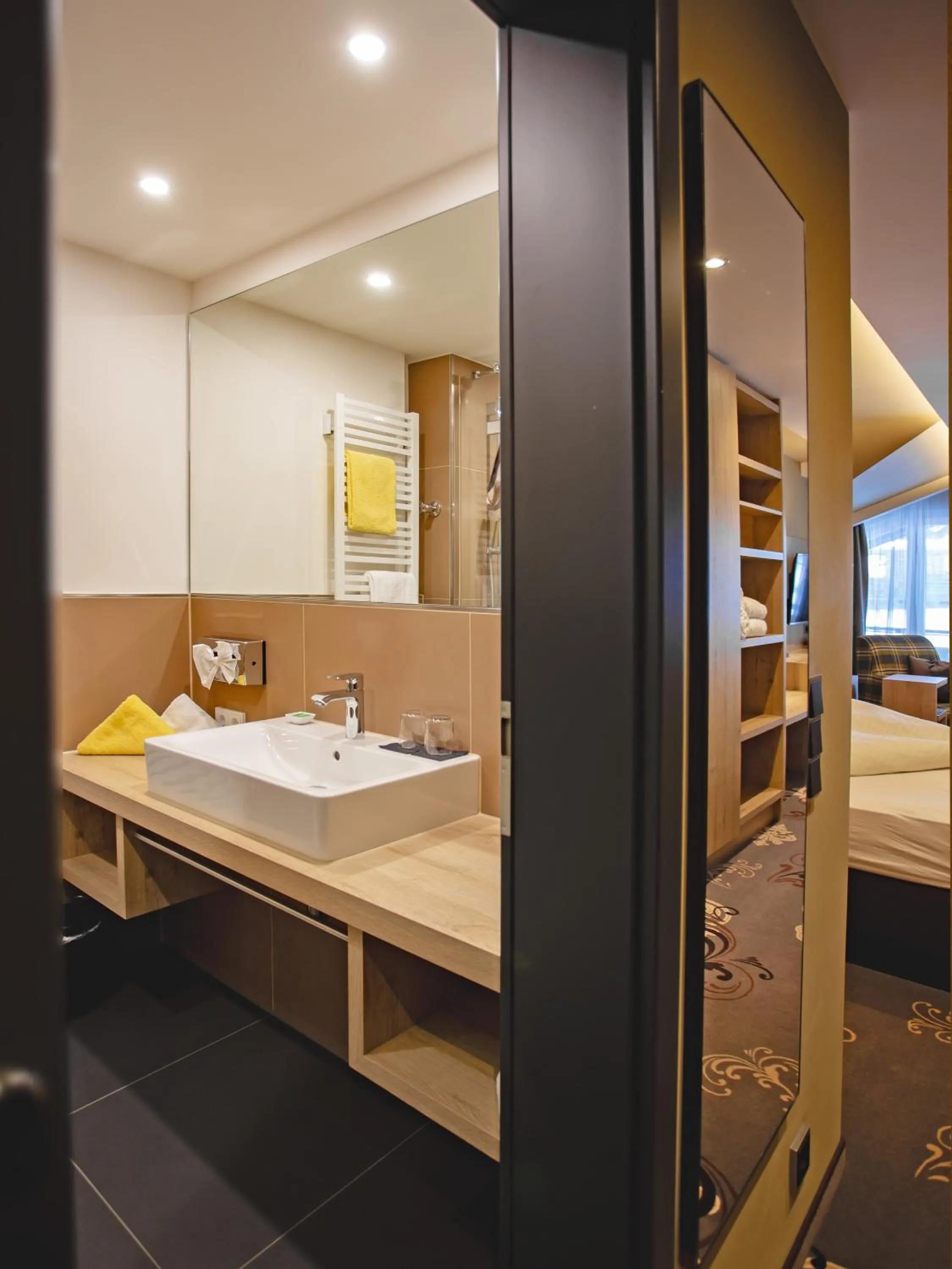 Bathroom, Bed in Hotel Bergruh