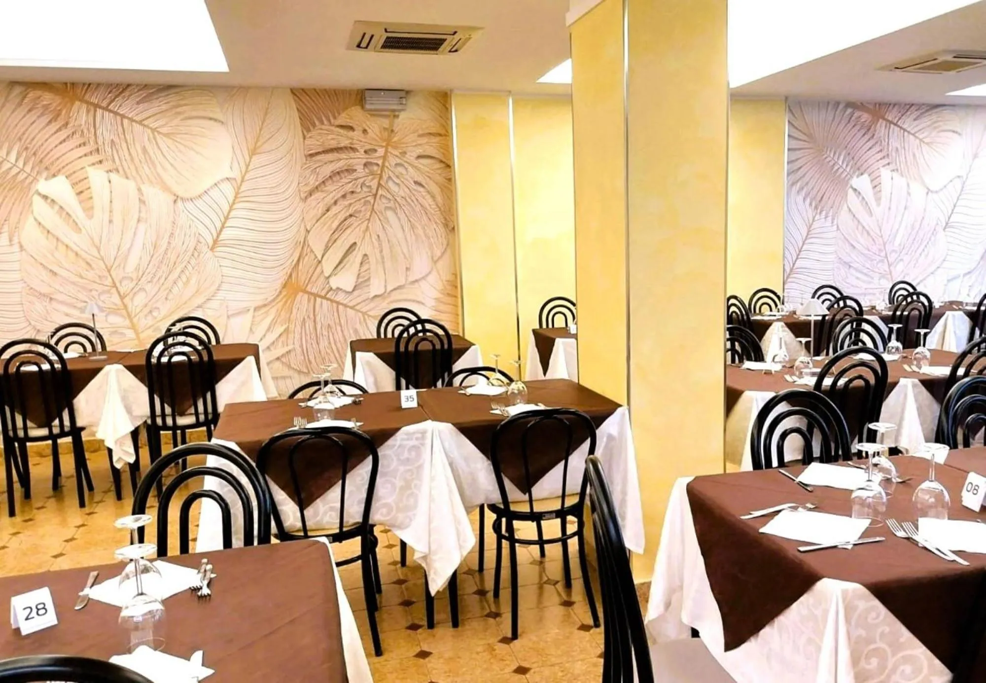 Restaurant/places to eat in Hotel Angela