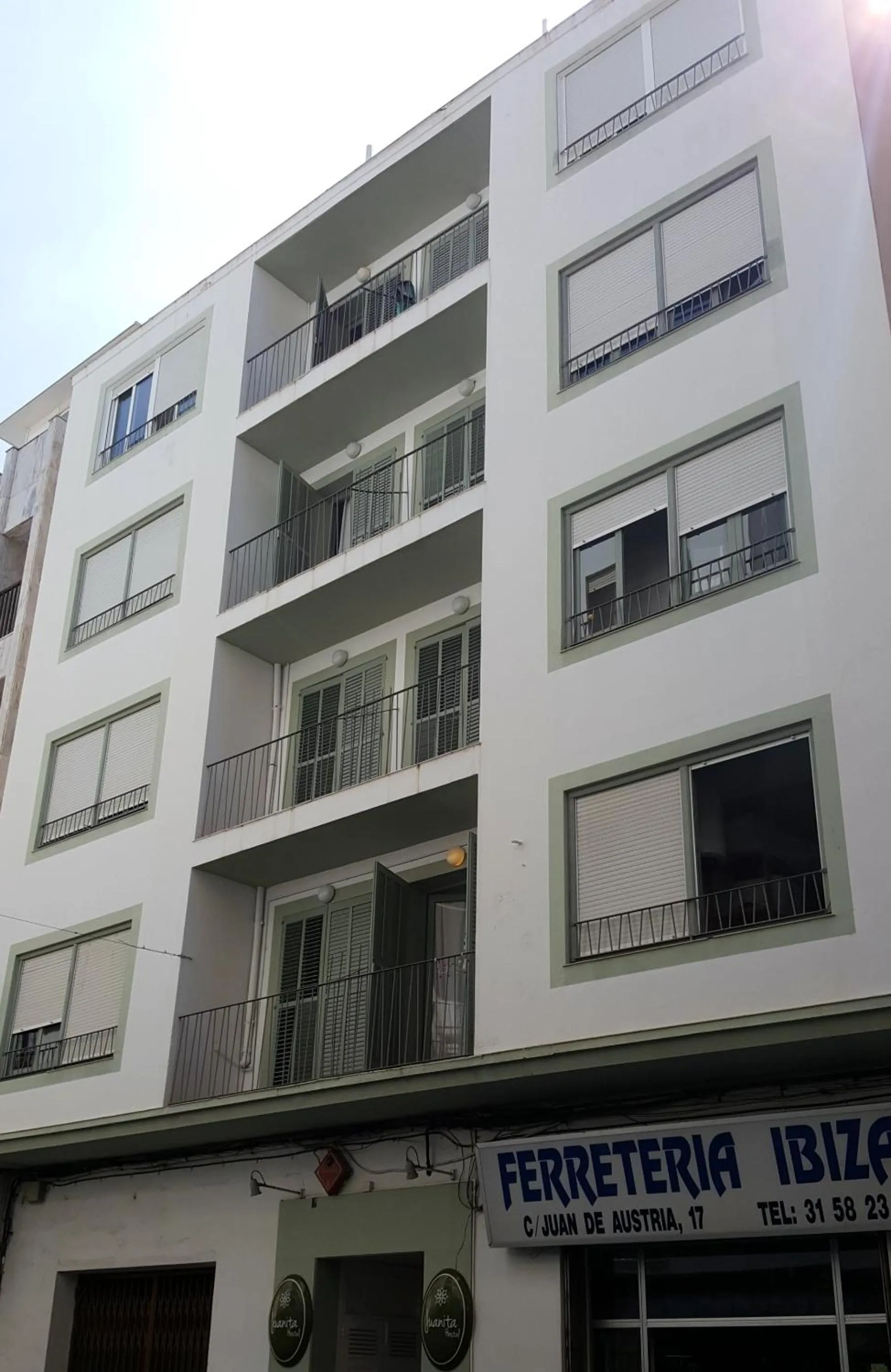 Facade/entrance in Juanita Hostal