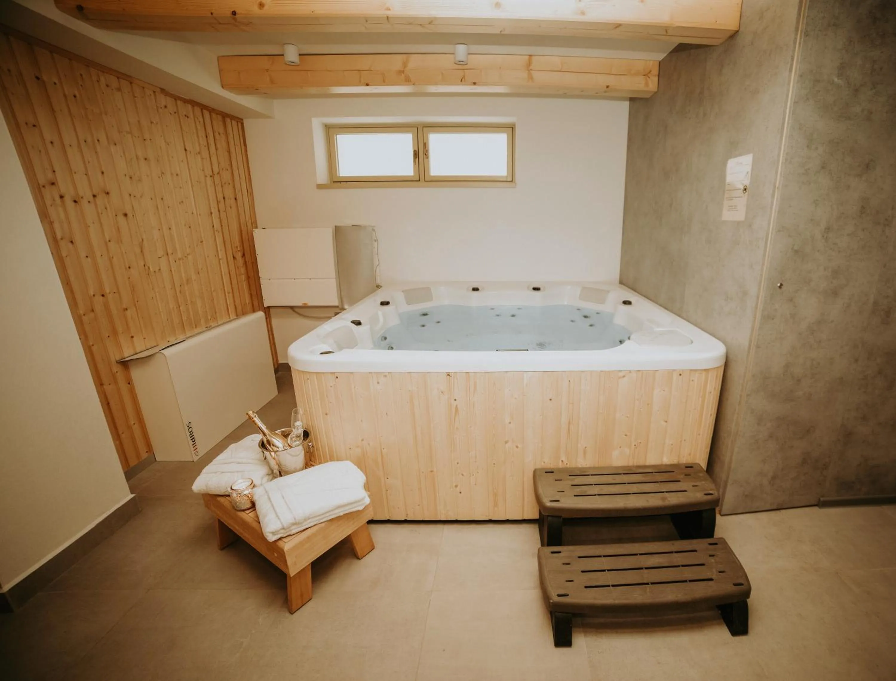 Hot Tub in Resla Residence I, II, & Wellness