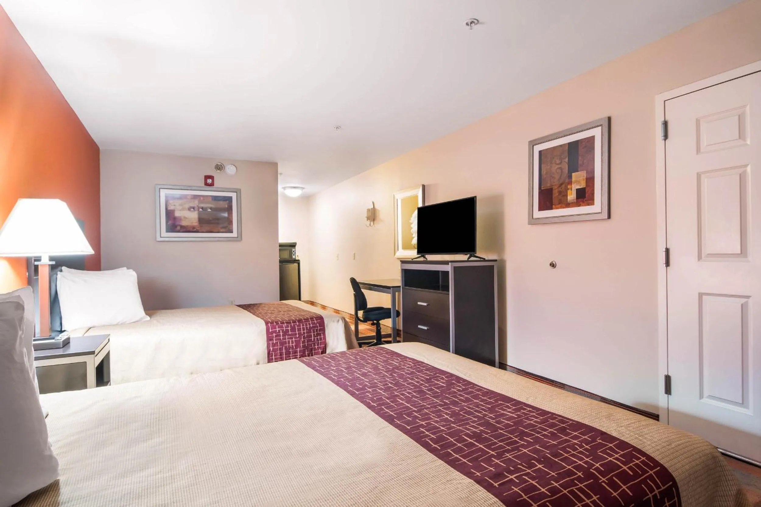 Bed in Americas Best Value Inn - Mableton