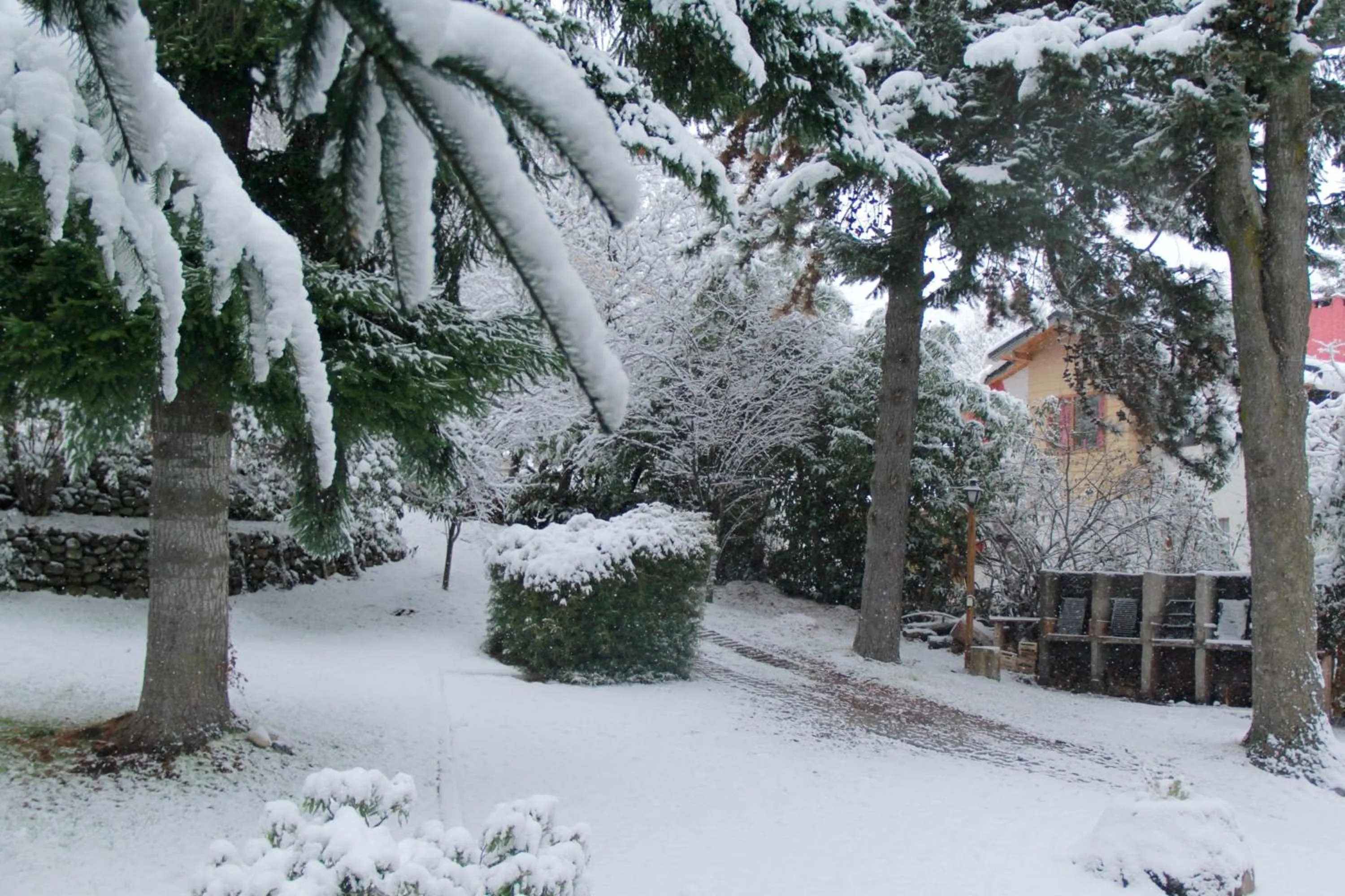 Winter in LA PONDEROSA Apart Hotel