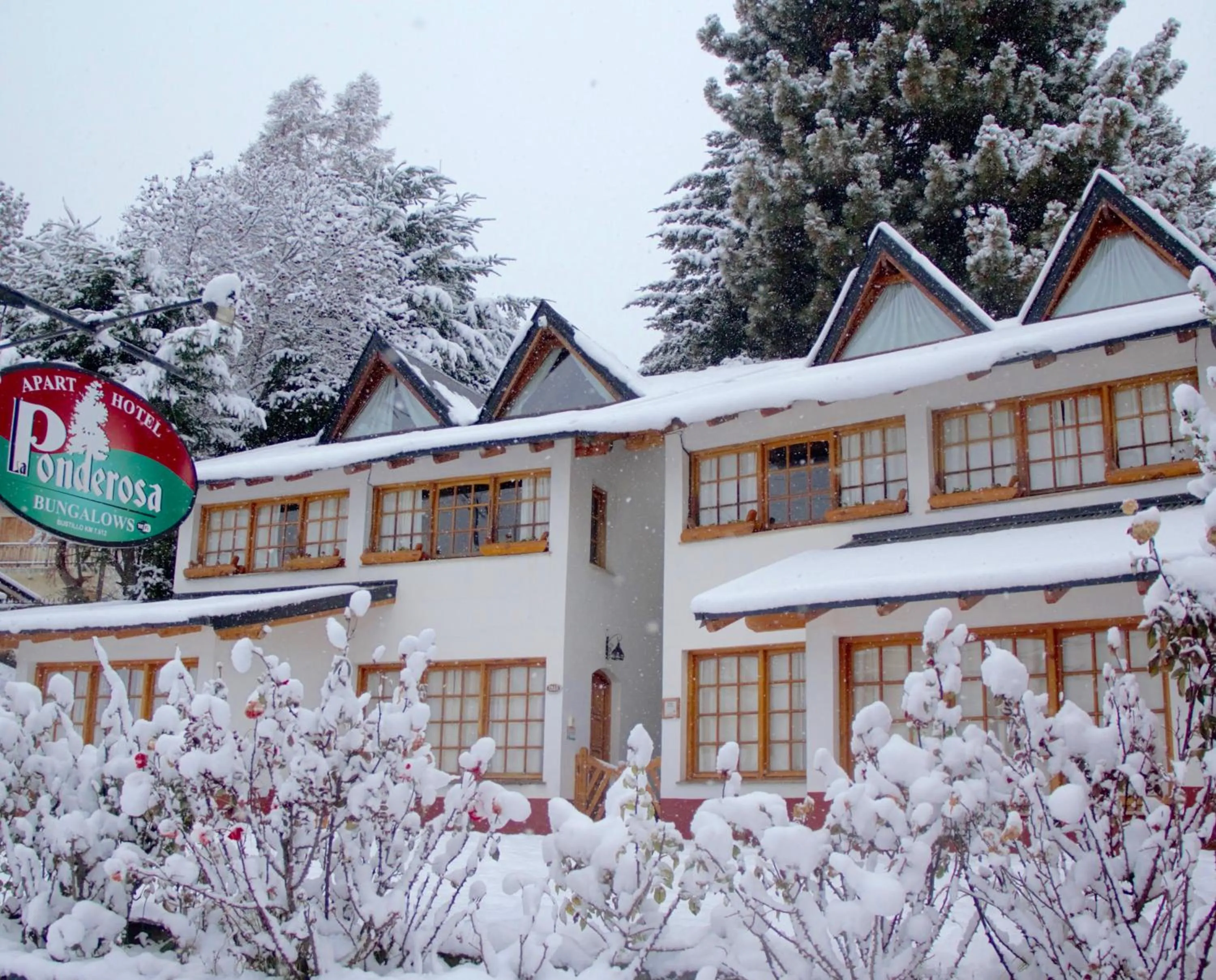 Winter in LA PONDEROSA Apart Hotel