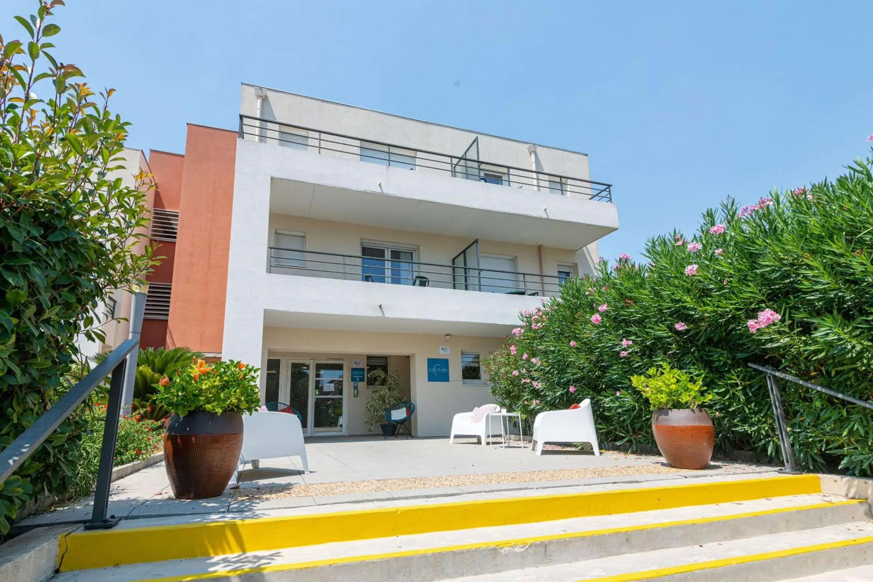 Property building in Comfort Aparthotel Cannes Mandelieu Property building in Comfort Aparthotel Cannes Mandelieu